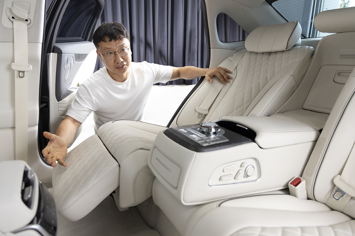 A researcher explaining the rear seat space change of Genesis G80 electrified partial change model