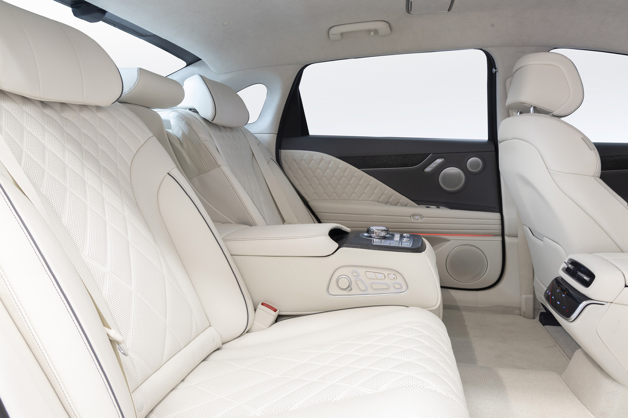 제네시스 G80 전동화 부분변경 모델의 뒷좌석 모습