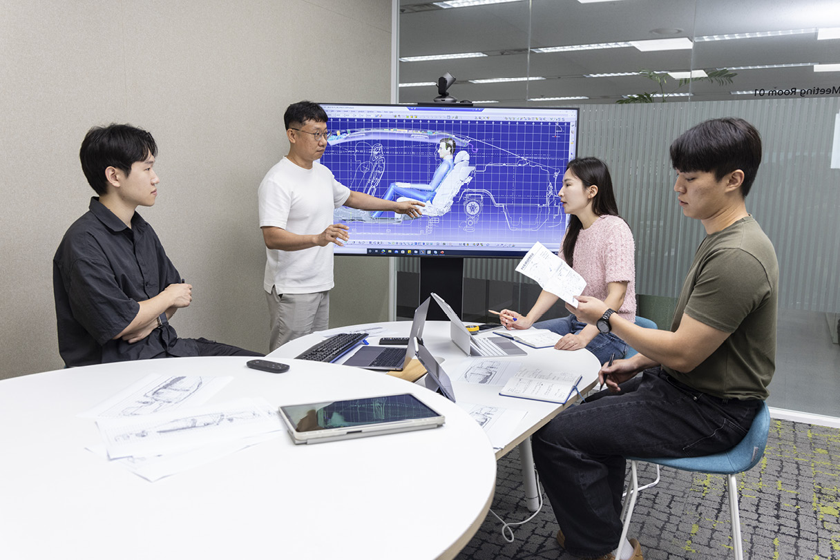 제네시스 G80 전동화 부분변경 모델의 패키지 개발을 담당한 연구원들의 회의 모습