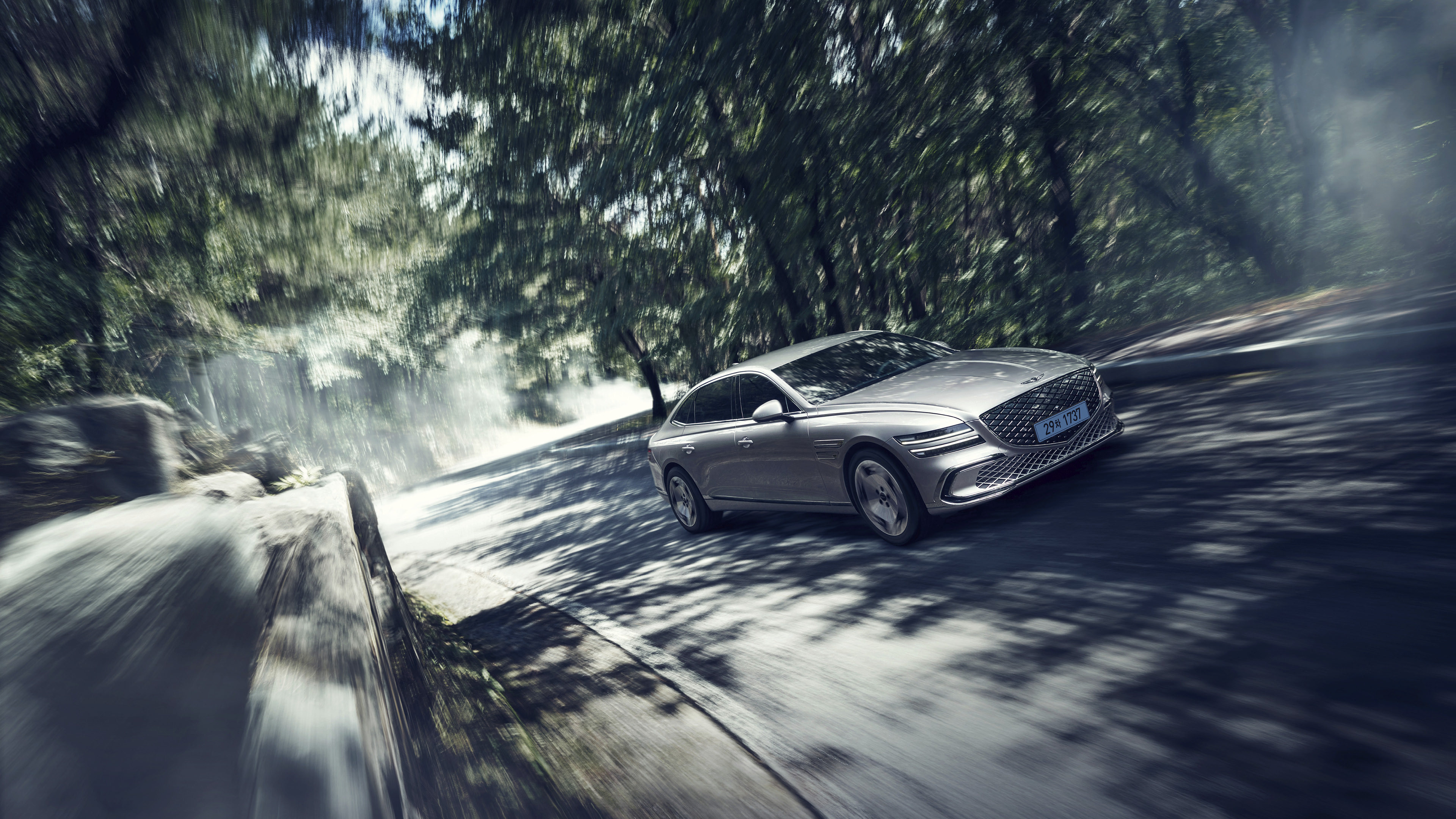 제네시스 G80 전동화 부분변경 모델의 주행 모습