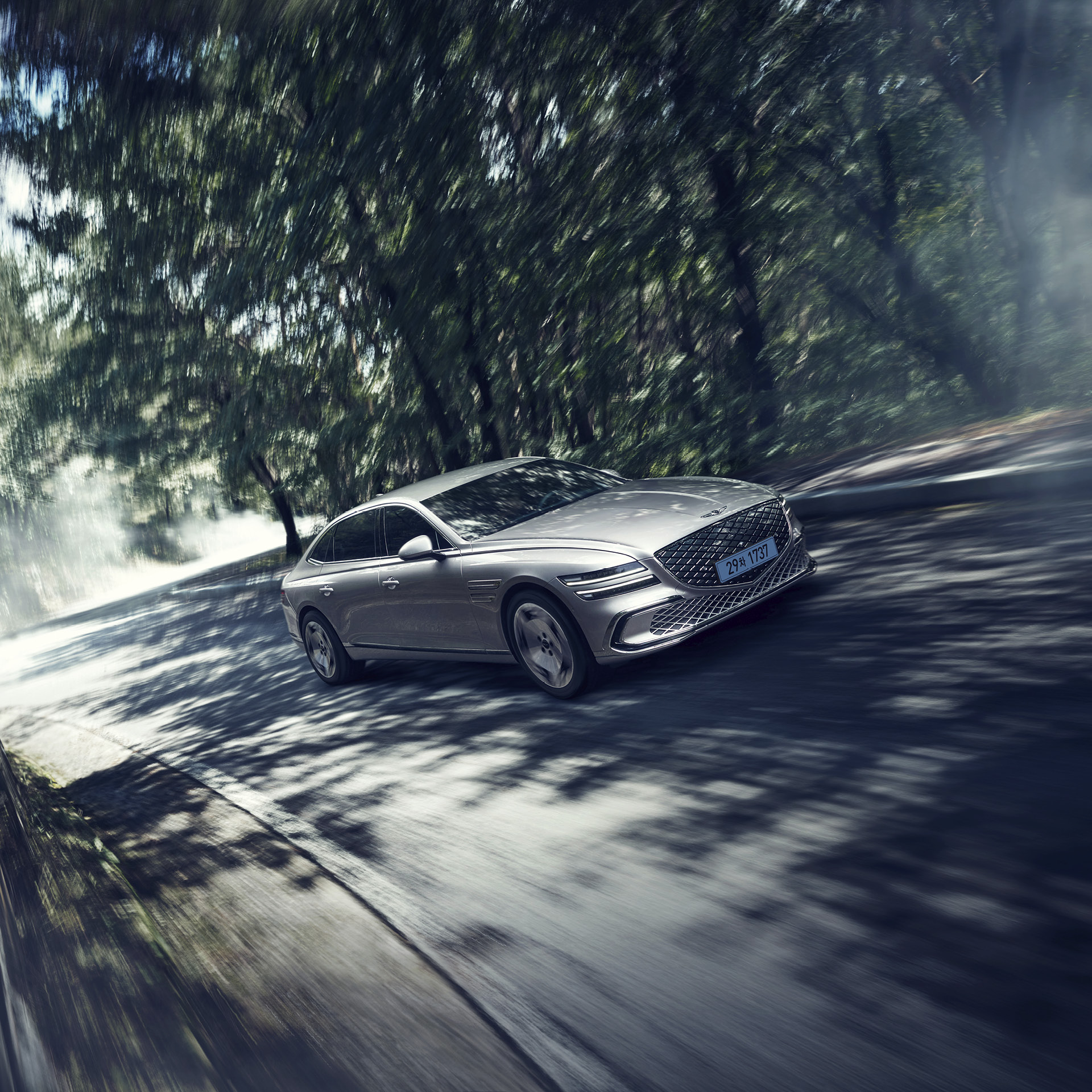 제네시스 G80 전동화 부분변경 모델의 주행 모습