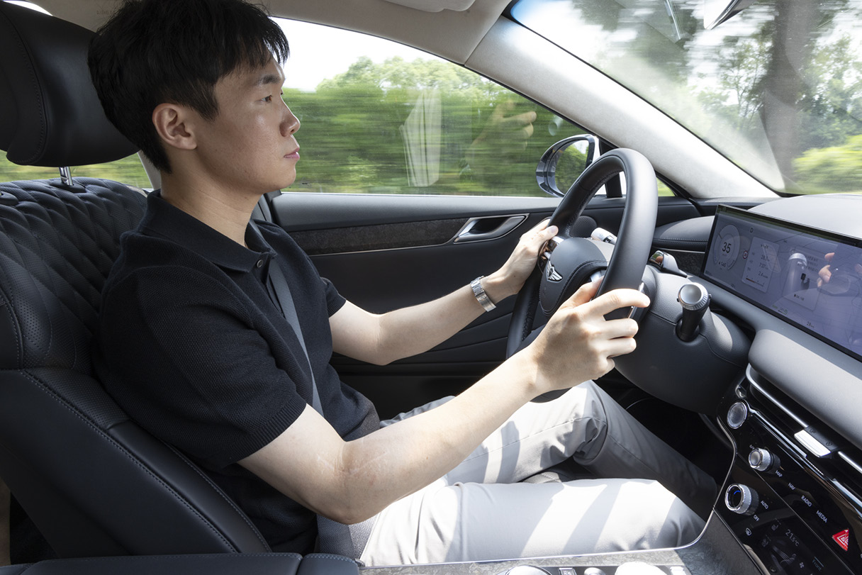 제네시스 G80 전동화 부분변경 모델의 주행 성능 개발을 담당한 연구원의 운전 모습