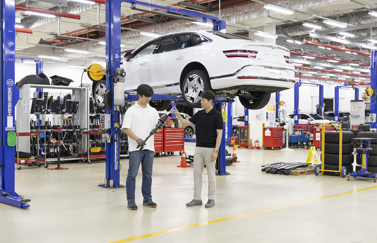 제네시스 G80 전동화 부분변경 모델의 주행 성능 개발을 담당한 연구원들의 모습