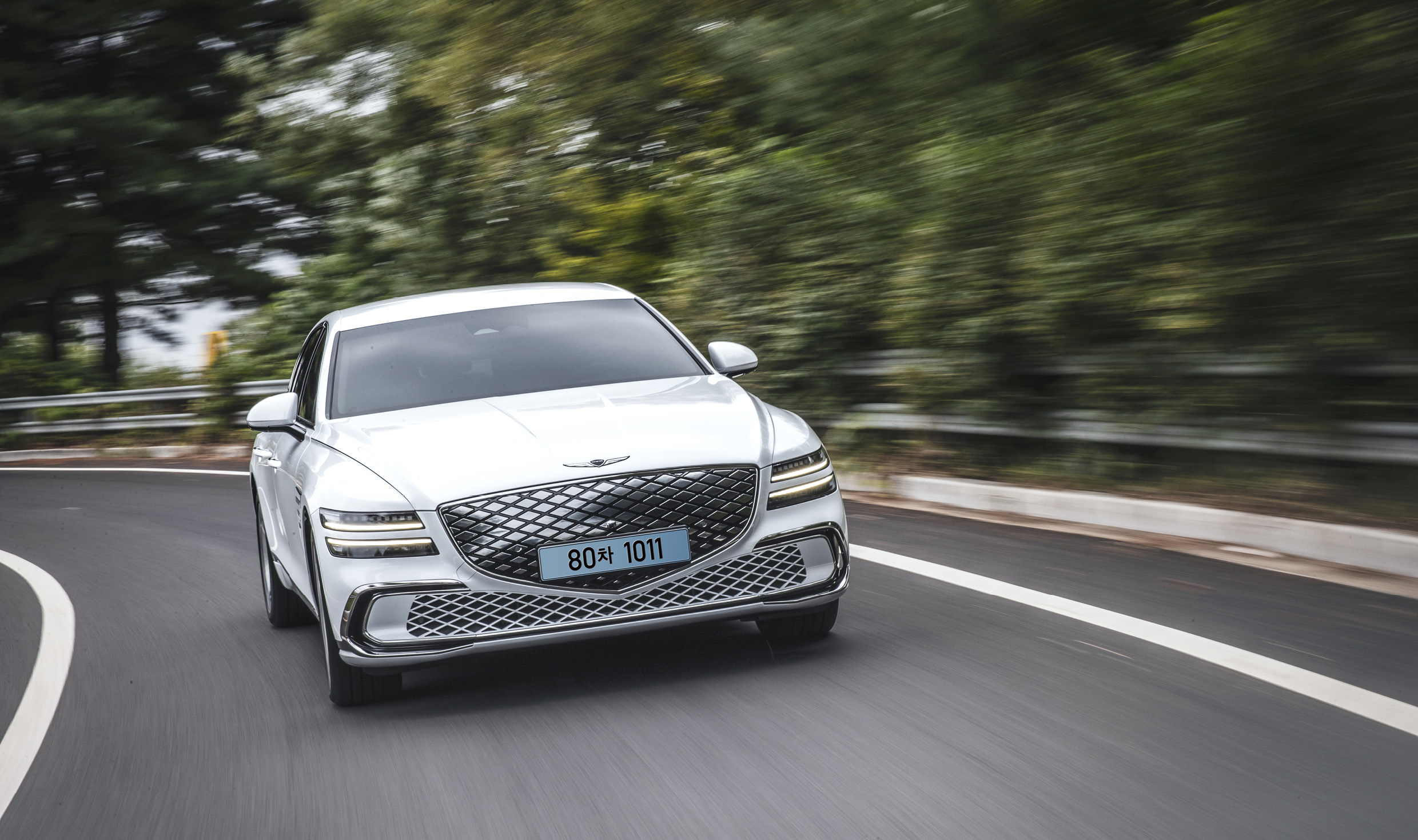 제네시스 G80 전동화 부분변경 모델의 주행 모습