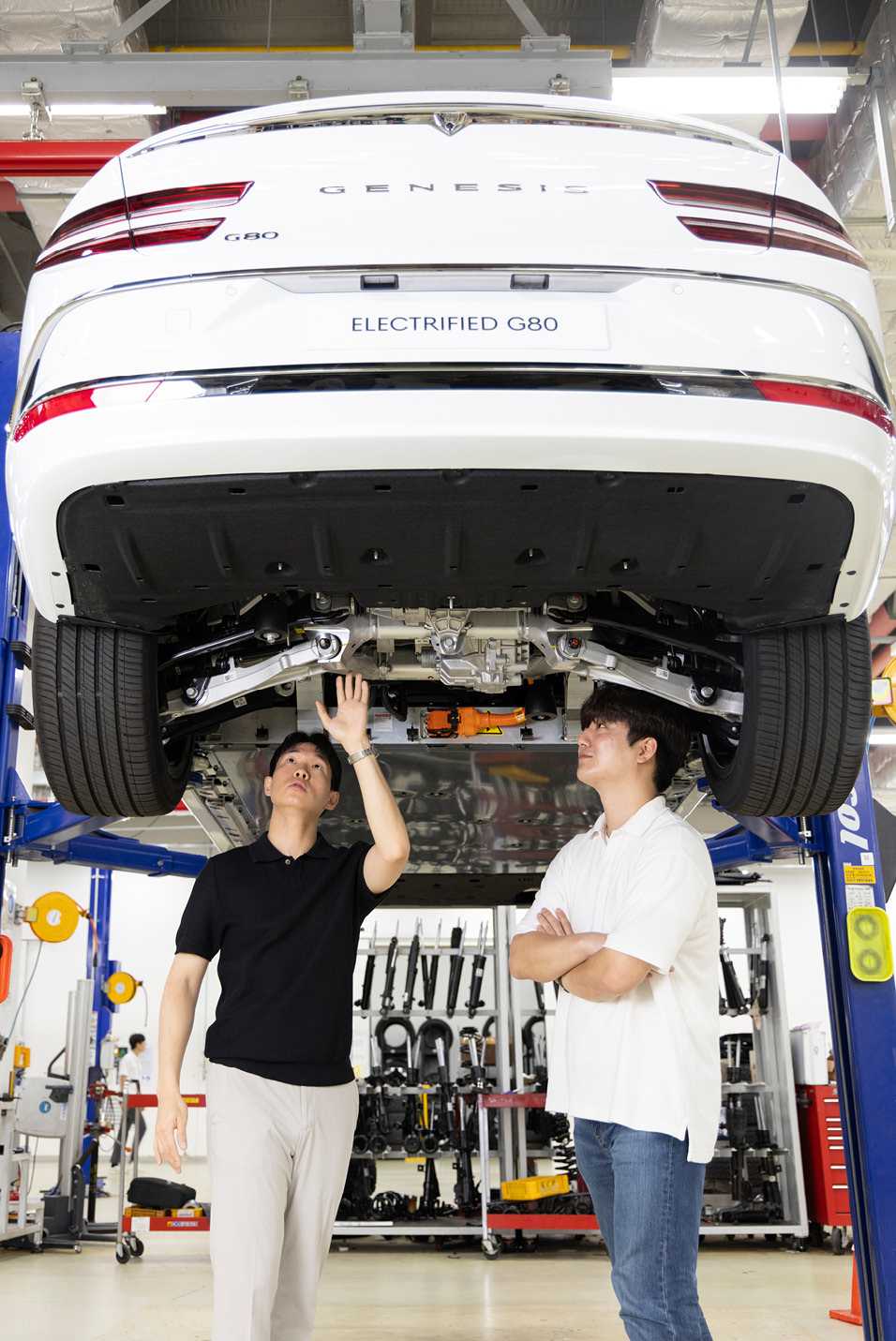 제네시스 G80 전동화 부분변경 모델의 주행 성능 개발을 담당한 연구원들의 모습