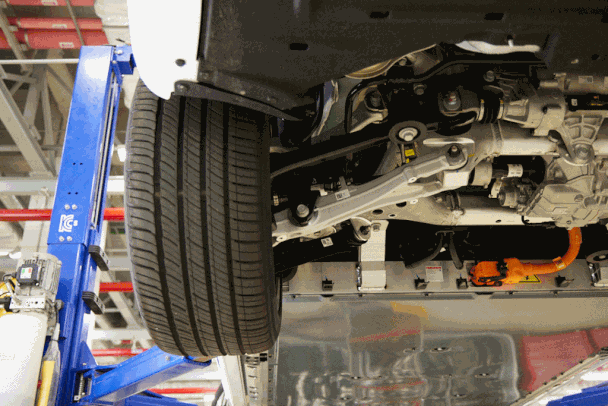 The active rear wheel steering system applied to the Genesis G80 electrified partial change model is in operation