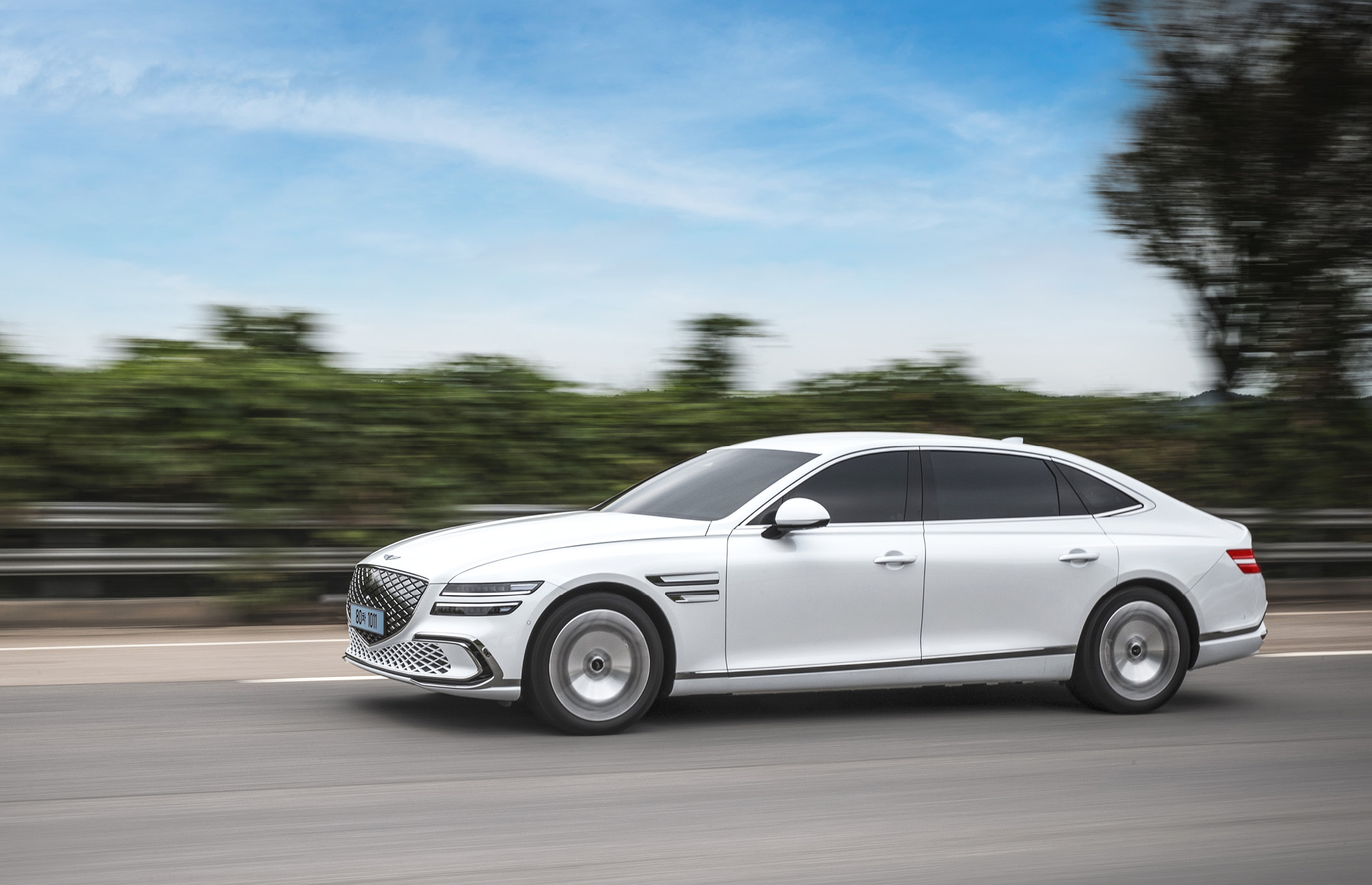 제네시스 G80 전동화 부분변경 모델의 주행 모습