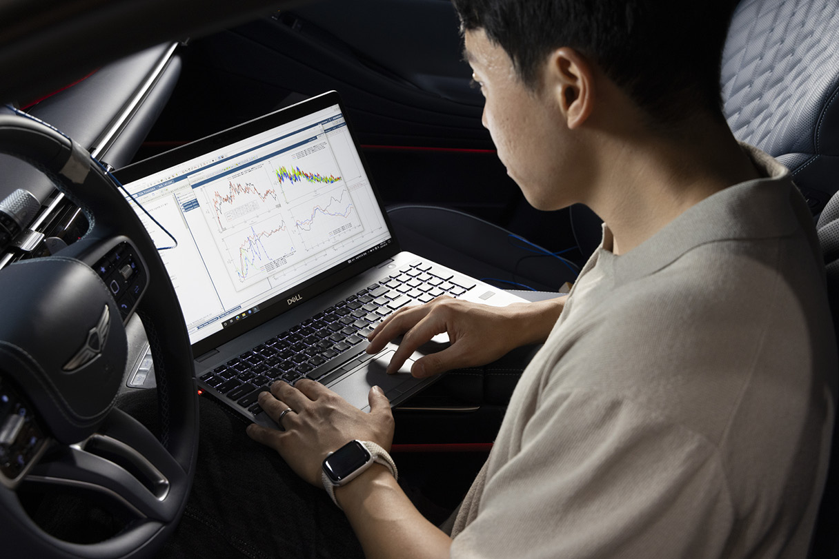 제네시스 G80 전동화 부분변경 모델의 NVH 성능 개발을 담당한 연구원의 모습