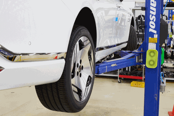 The active rear wheel steering system applied to the Genesis G80 electrified partial change model is in operation