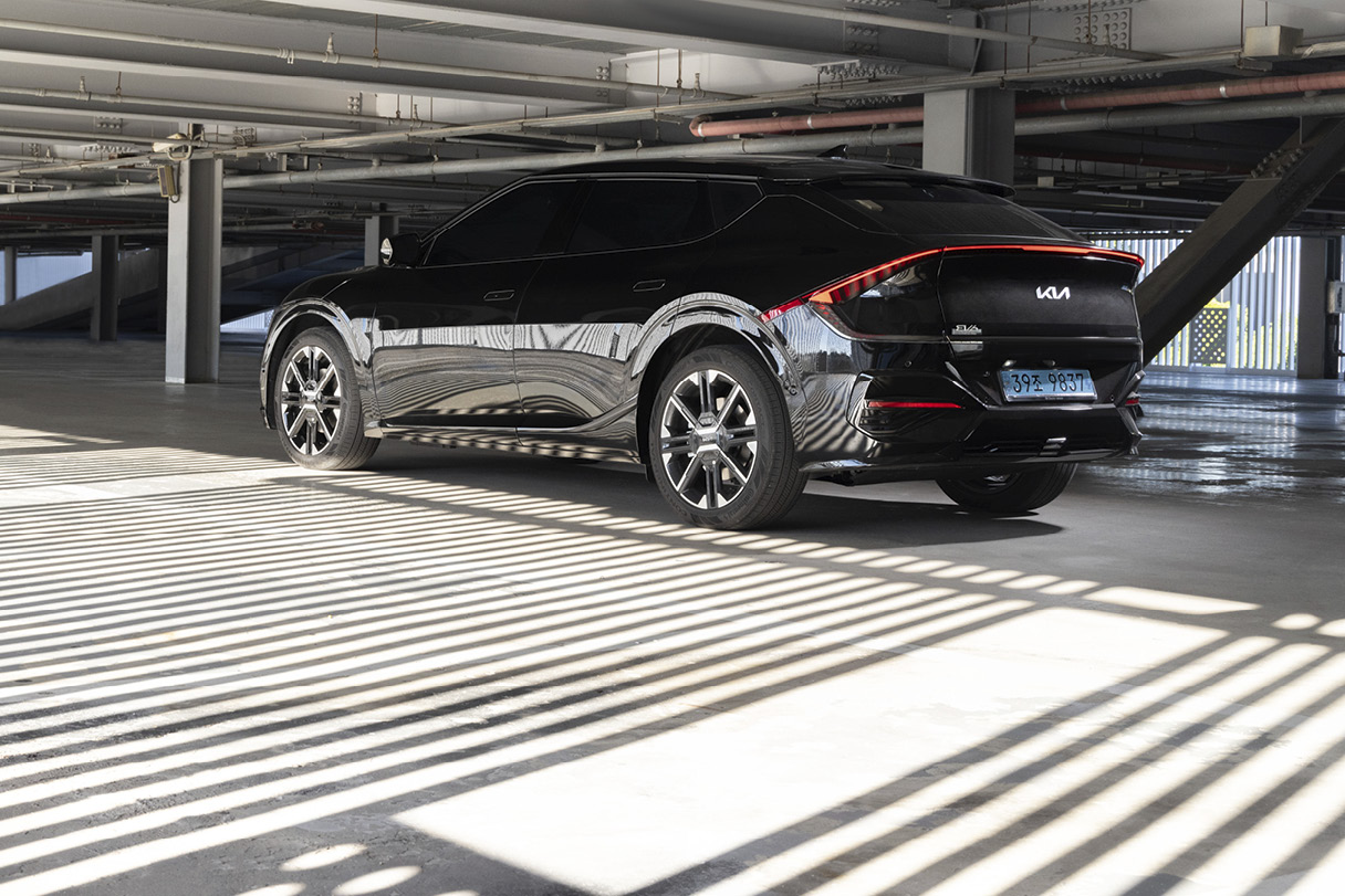 기아 더 뉴 EV6가 주차장에 정차한 후측면 모습