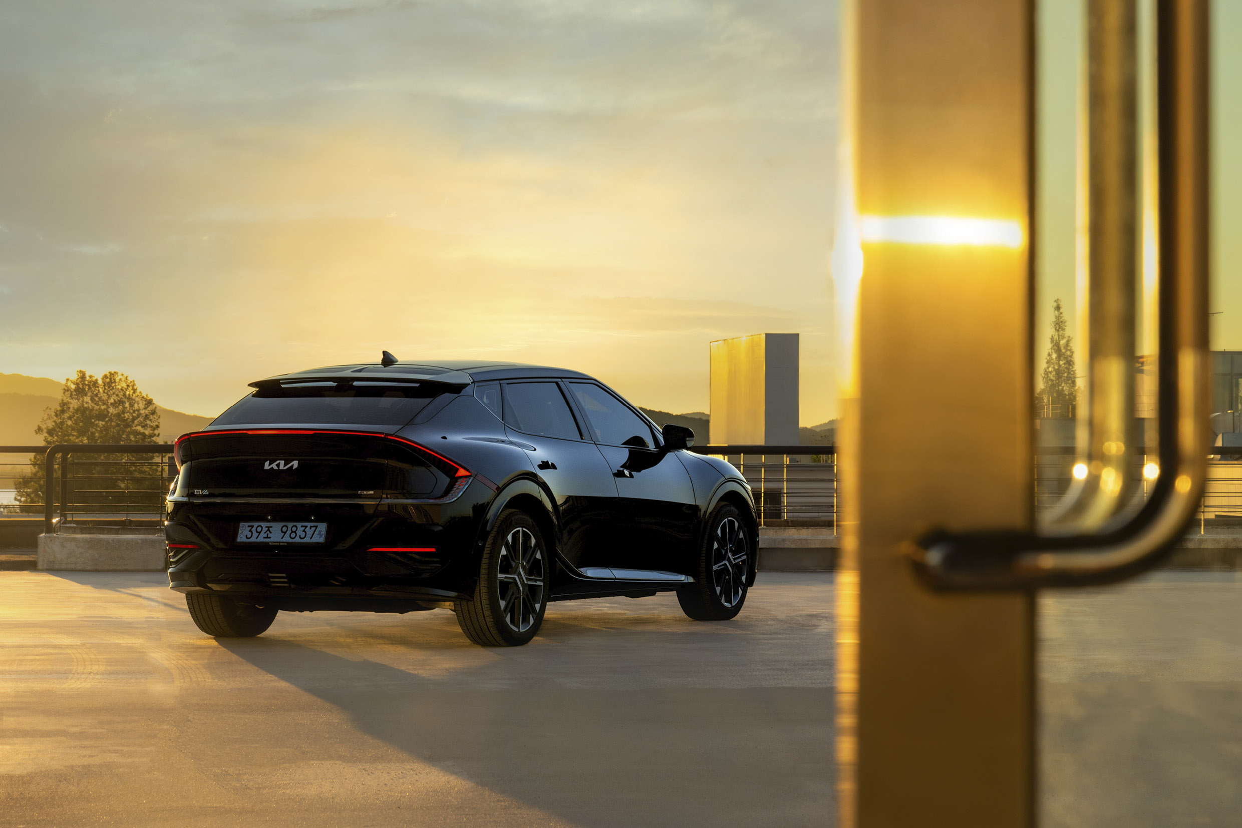 기아 더 뉴 EV6가 정차한 후측면 모습