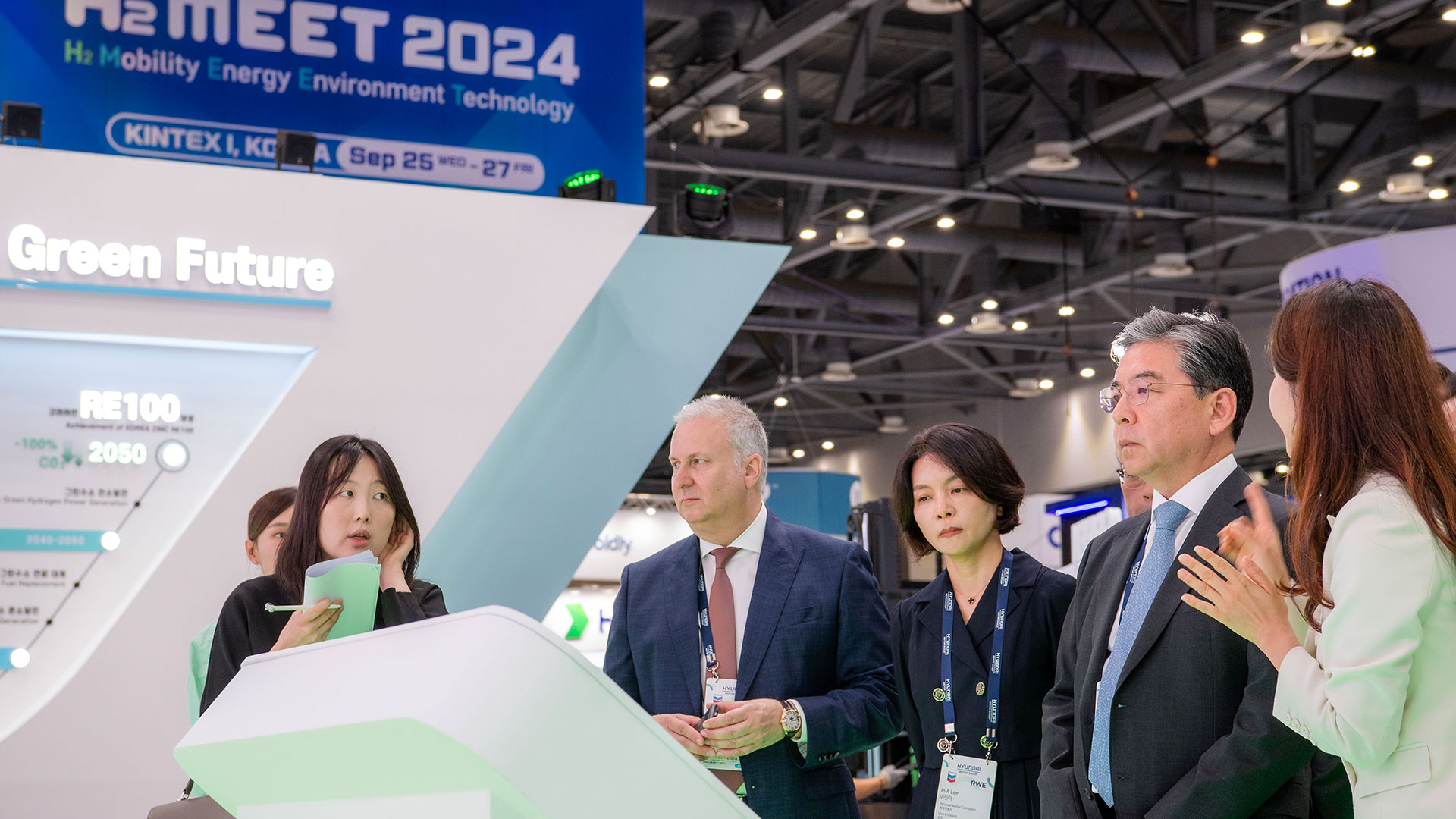 장재훈 현대자동차 대표이사 사장이 25일 경기도 고양시 킨텍스에서 열린 ‘H2 MEET(H2 Mobility Energy Environment Technology) 2024’ 행사에서 현대자동차그룹 부스를 둘러보고 있다.