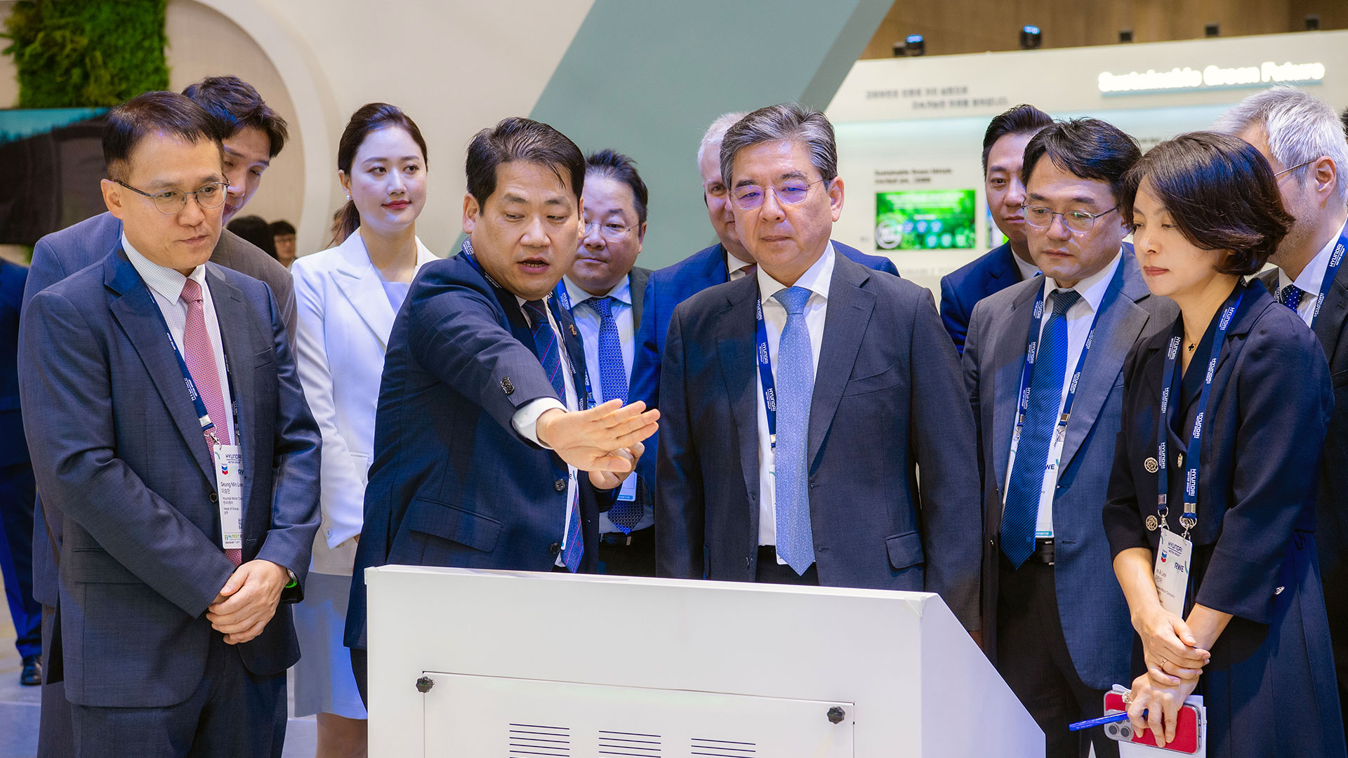 장재훈 현대자동차 대표이사 사장이 25일 경기도 고양시 킨텍스에서 열린 ‘H2 MEET(H2 Mobility Energy Environment Technology) 2024’ 행사에서 현대자동차그룹 부스를 둘러보고 있다.