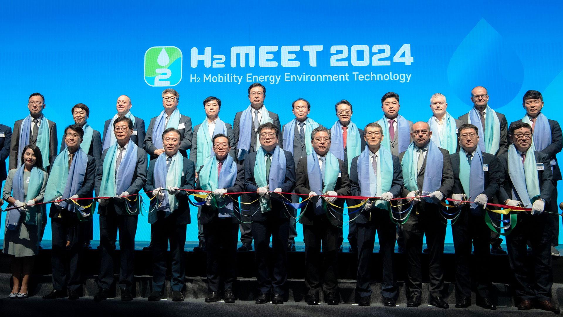 장재훈(앞줄 왼쪽에서 일곱번째) 현대차 대표이사 사장을 비롯한 참석자들이 25일 경기도 고양시 킨텍스에서 열린 ‘H2 MEET(H2 Mobility Energy Environment Technology) 2024’ 개막식 행사에서 기념 촬영을 하고 있다.
