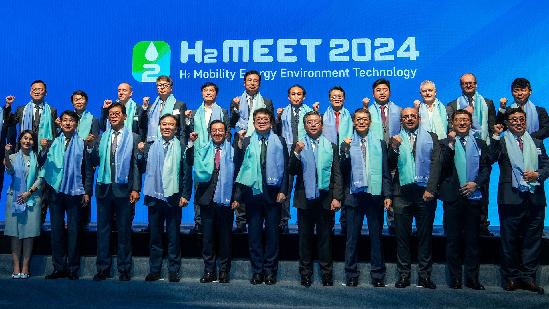 장재훈(앞줄 왼쪽에서 일곱번째) 현대차 대표이사 사장을 비롯한 참석자들이 25일 경기도 고양시 킨텍스에서 열린 ‘H2 MEET(H2 Mobility Energy Environment Technology) 2024’ 개막식 행사에서 기념 촬영을 하고 있다.