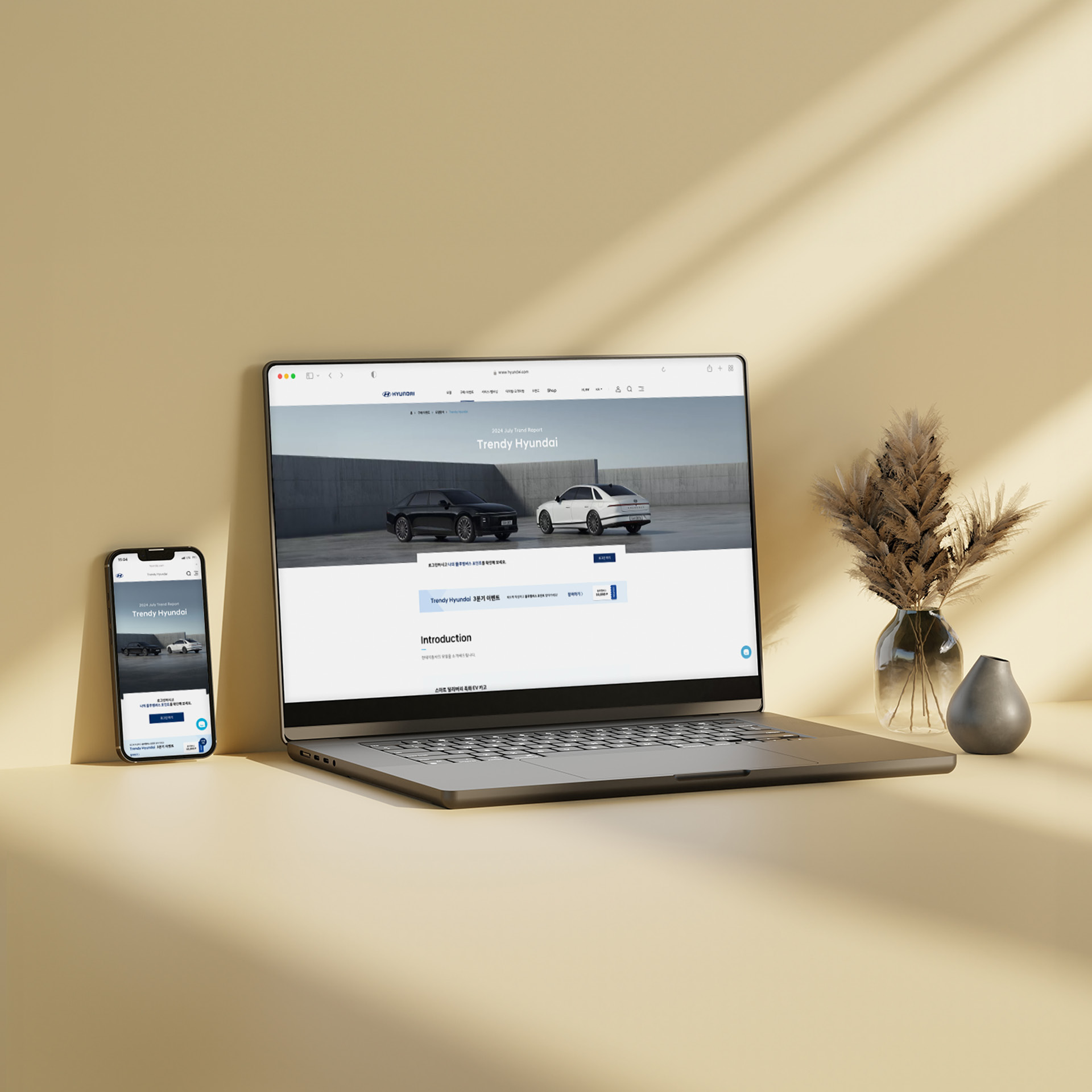 랩톱 모니터와 스마트폰에 특정 사이트가 열려져 있는 모습