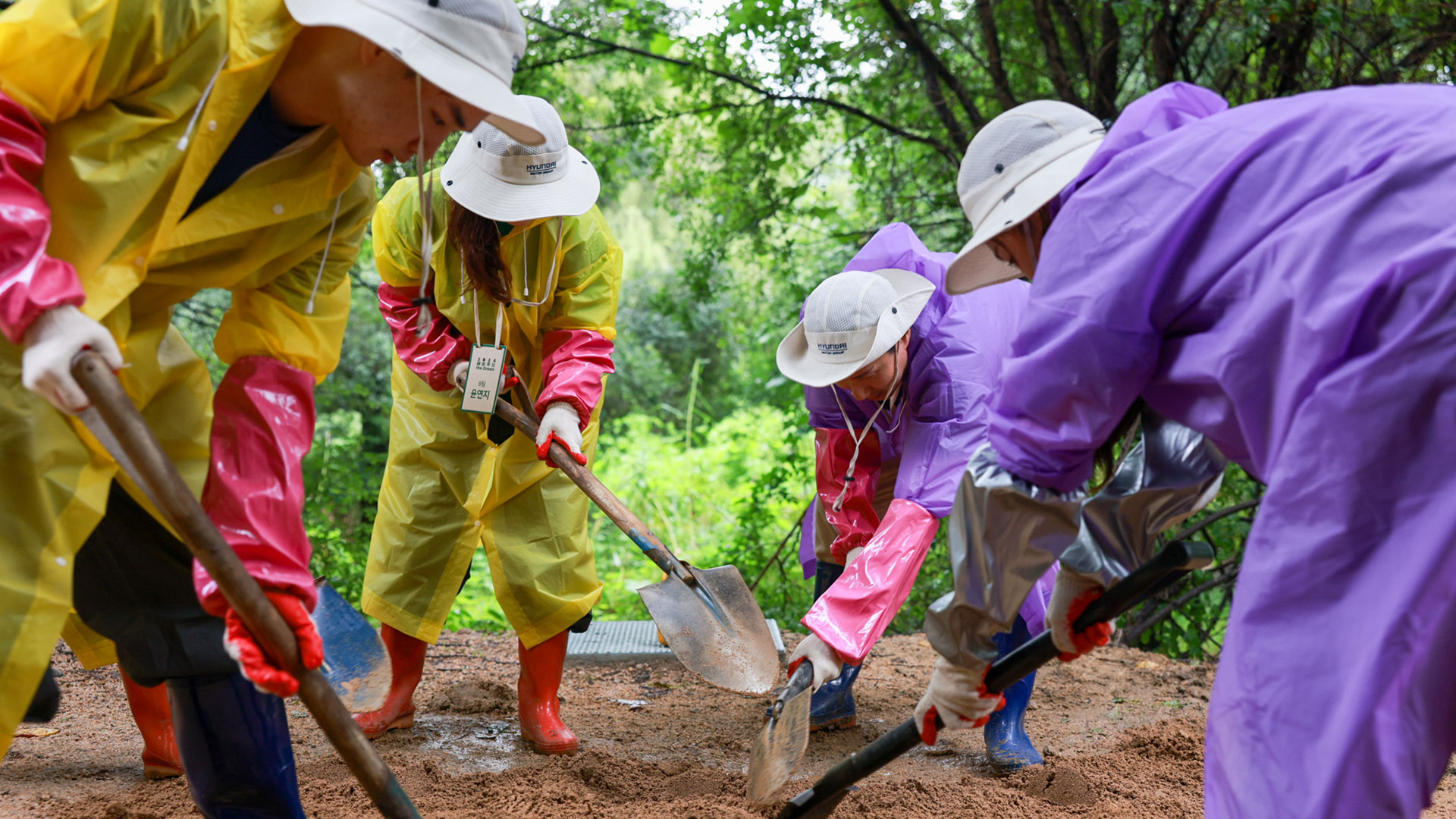 서울 여의도 샛강생태공원에서 친환경 봉사 활동을 하는 ‘해피무브 더 그린’ 단원들의 모습