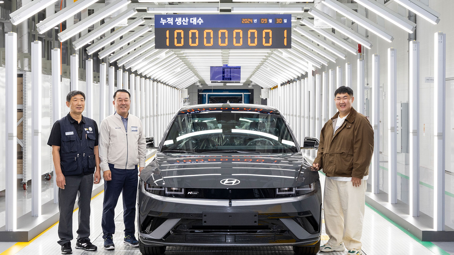 30일 울산 출고센터에서 열린 '글로벌 누적 생산 1억 대 달성 및 1억 1번째 생산 차량 출차 기념 행사'에서 문용문 현대차 노조 지부장, 이동석 국내생산담당 및 CSO 사장 및 고객 김승현 씨가 1억 1번째 생산 차량 '아이오닉 5'와 함께 기념 촬영을 하고 있다(사진 왼쪽부터).