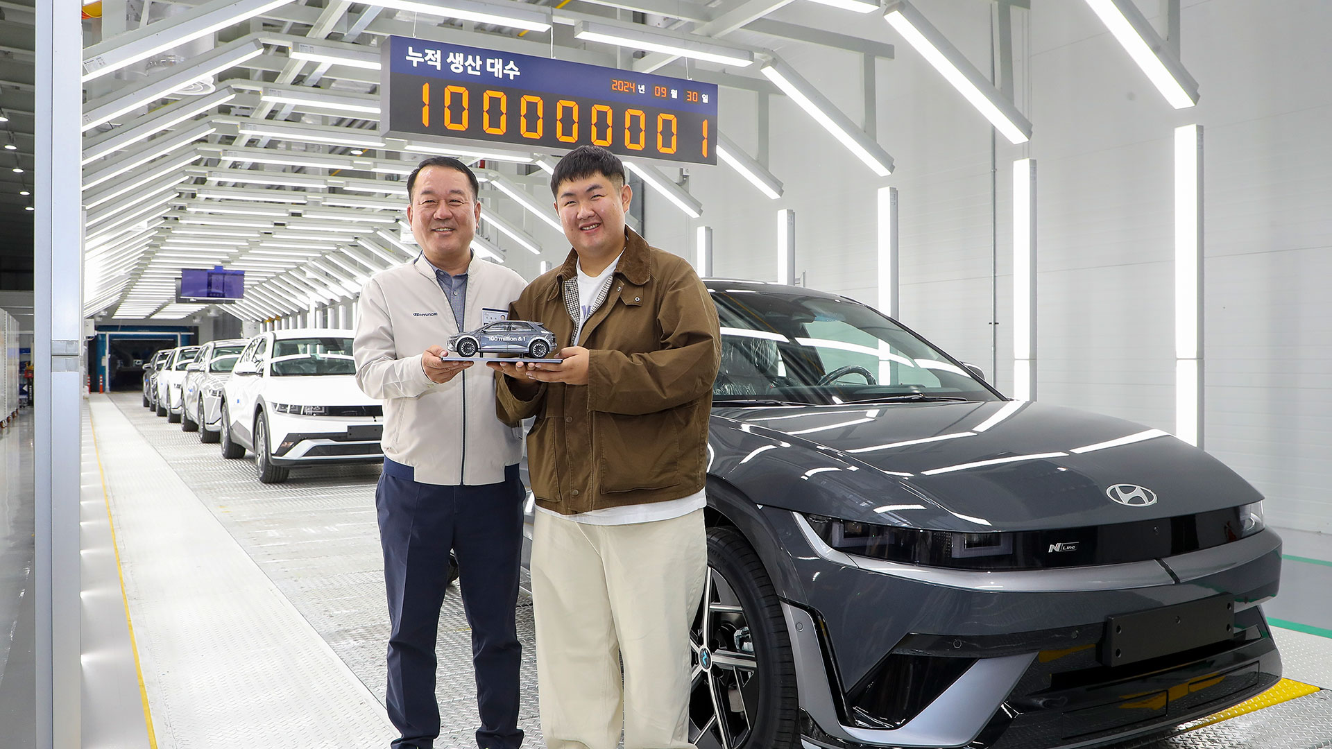 (from left) Moon Yong Moon, Head of Korean Metal Worker's Union Hyundai Motor Branch; Dong Seock Lee, President and Head of Domestic Productions and Chief Safety Officer at Hyundai Motor Company; and the customer who received the 100 millionth and first Hyundai Motor vehicle