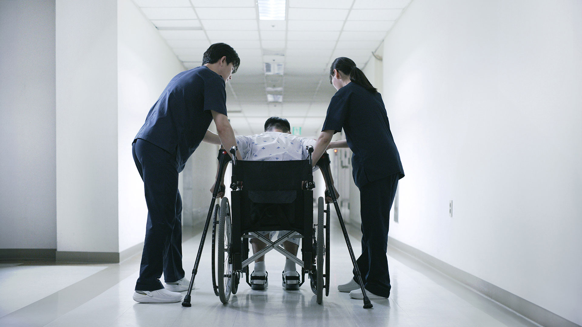 재활 치료 중 ‘엑스블 멕스’를 활용해 휠체어에서 일어나려는 부상 군인과 보조하는 의료진의 모습