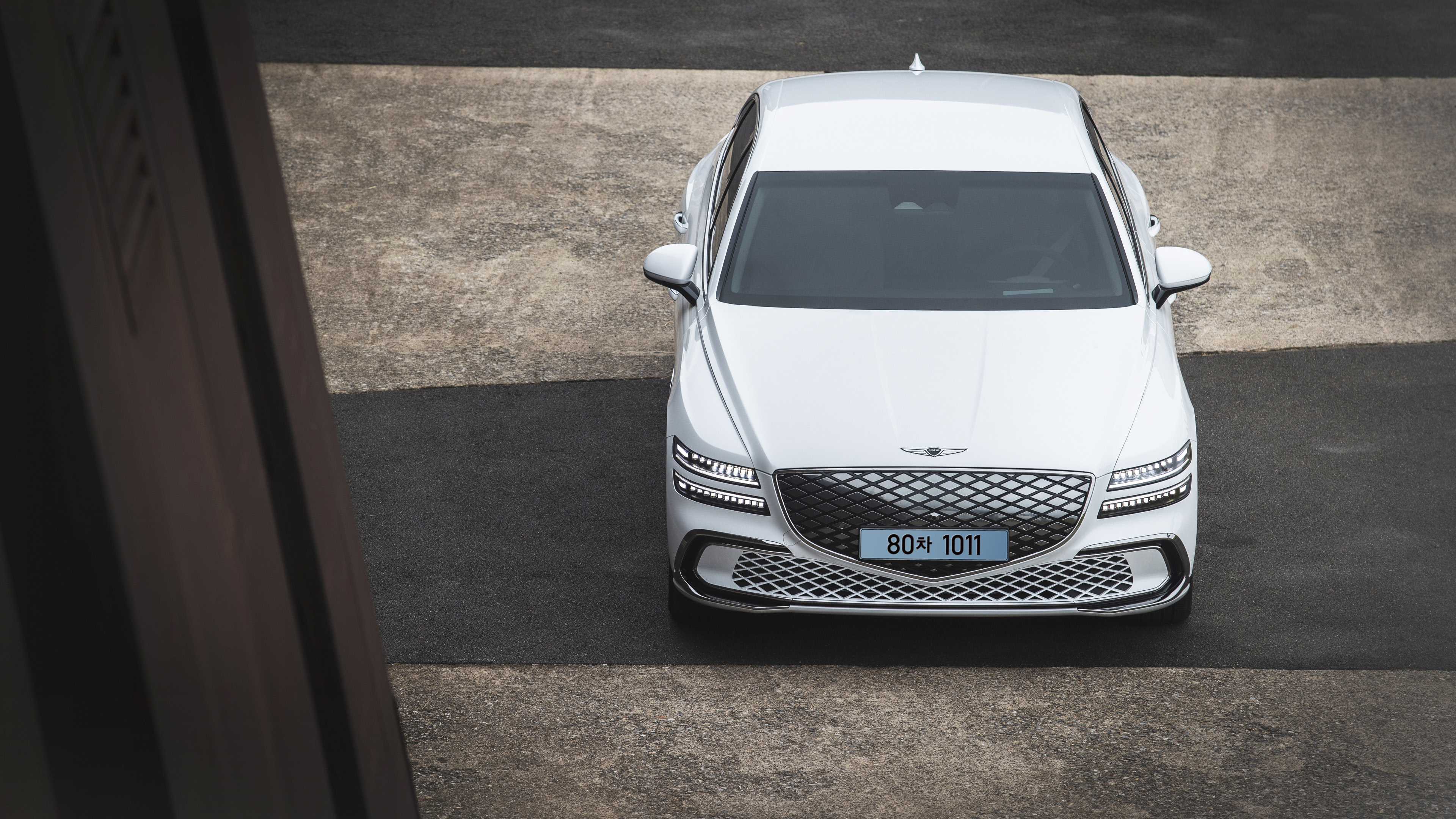 흰색 승용차 정정면을 위에서 내려다 본 모습