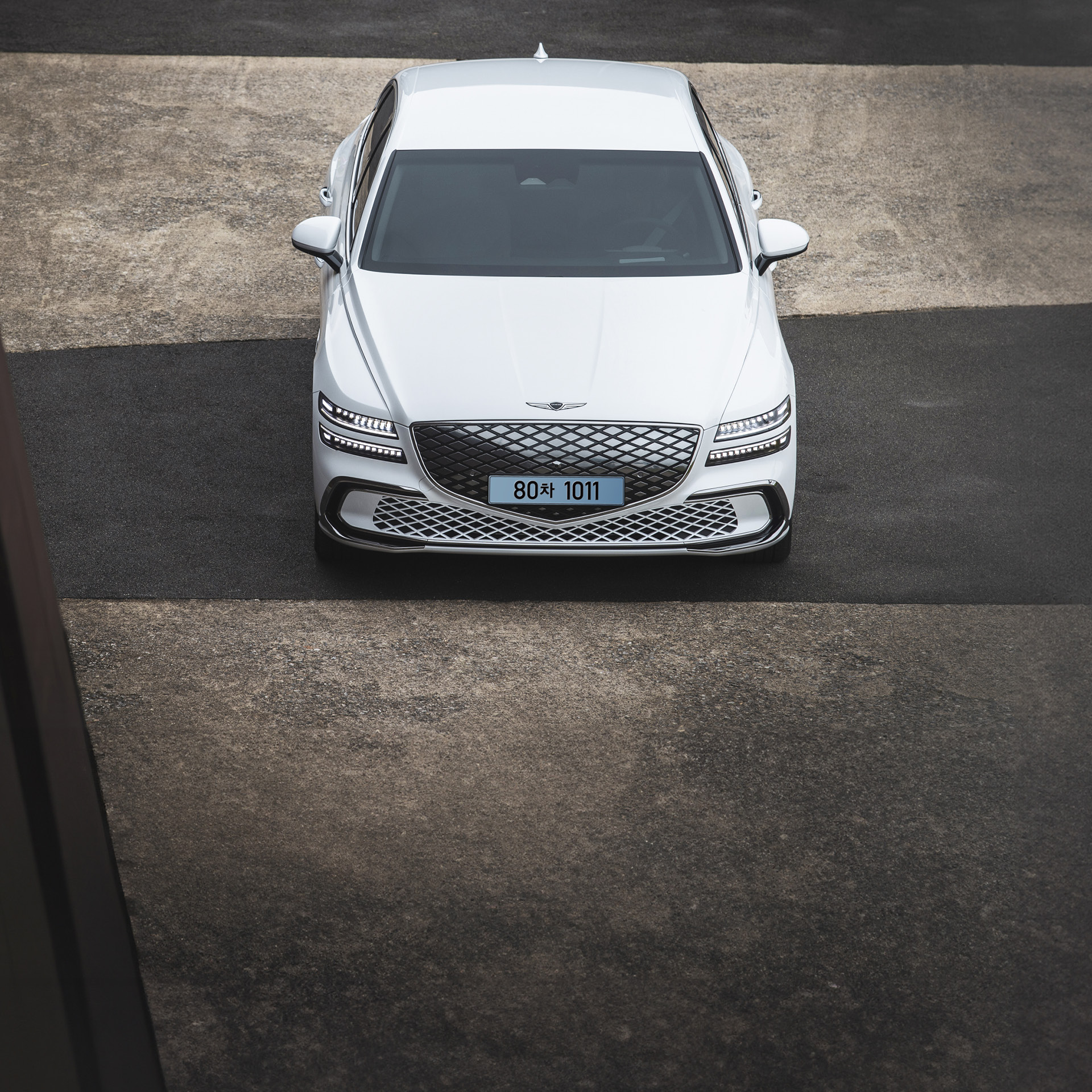 흰색 승용차 정정면을 위에서 내려다 본 모습