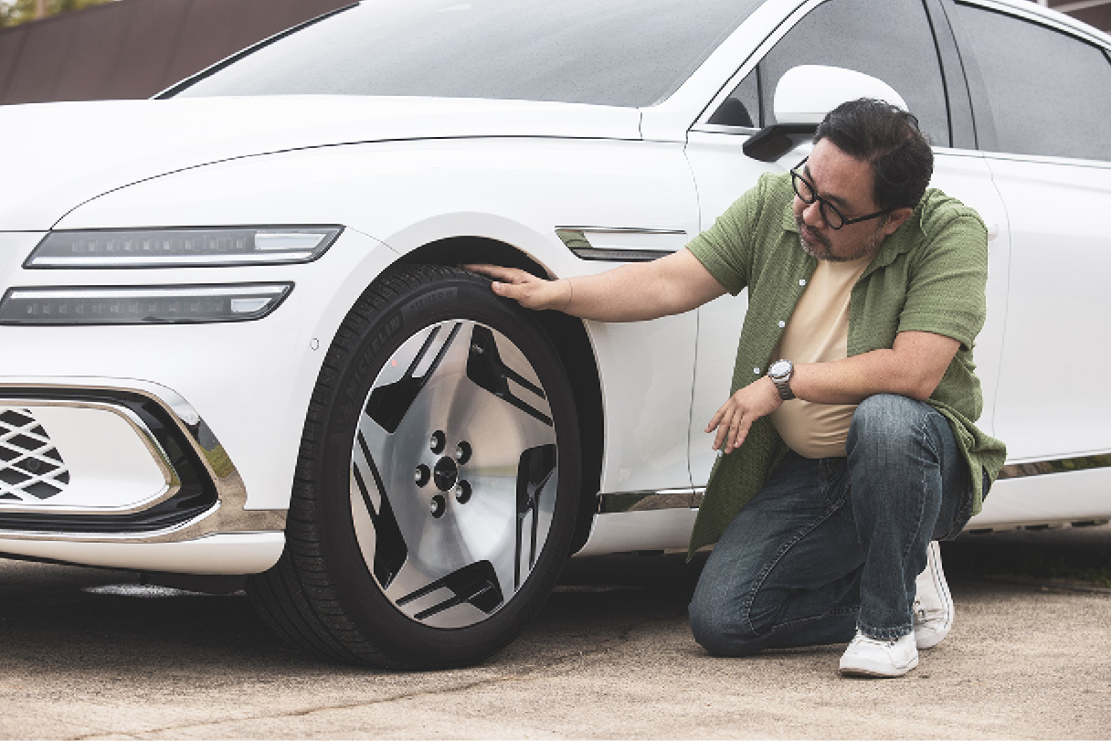 G80 휠을 손으로 만져보는 남성의 모습