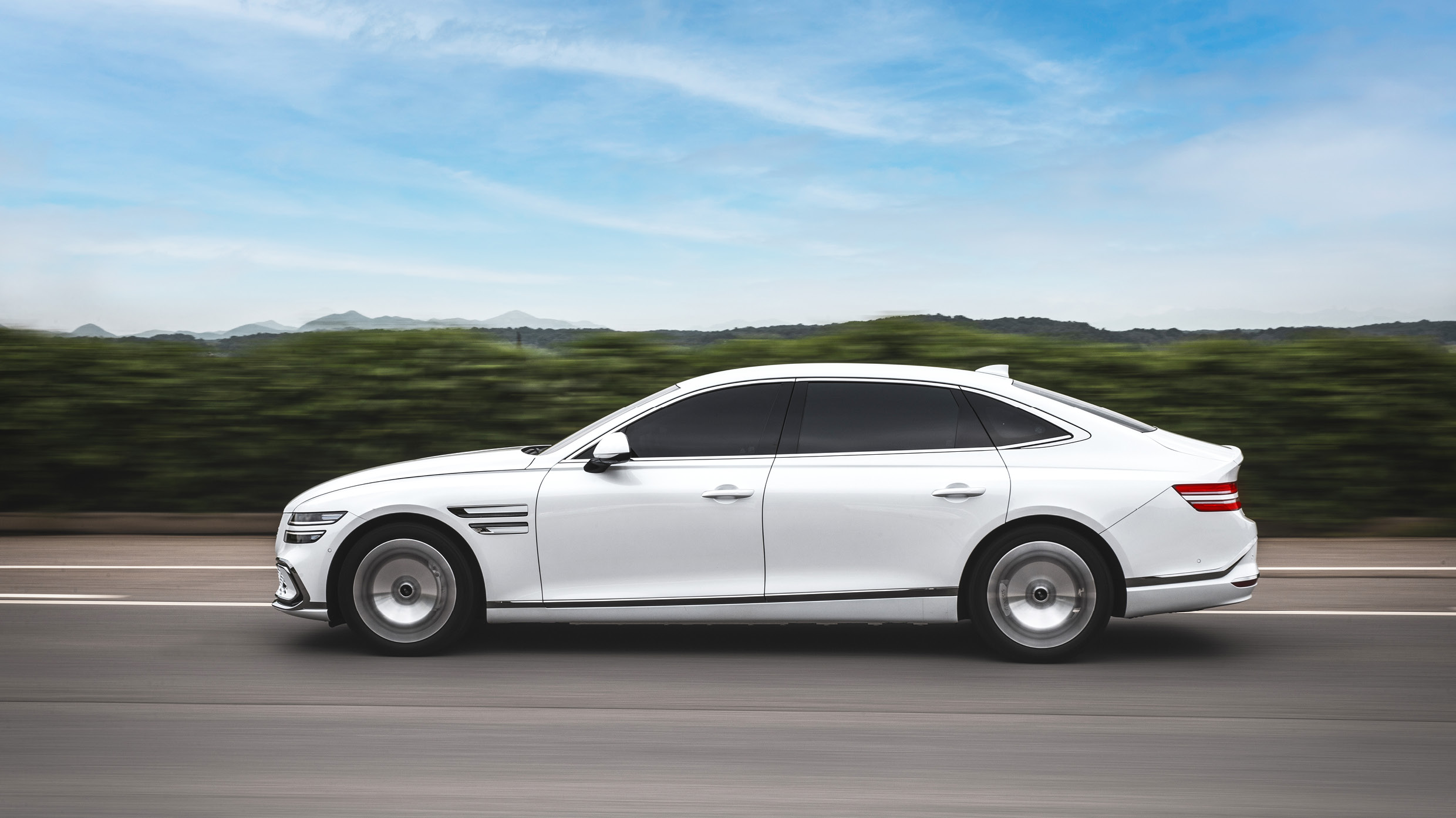 G80 전동화 모델의 정측면 주행 모습