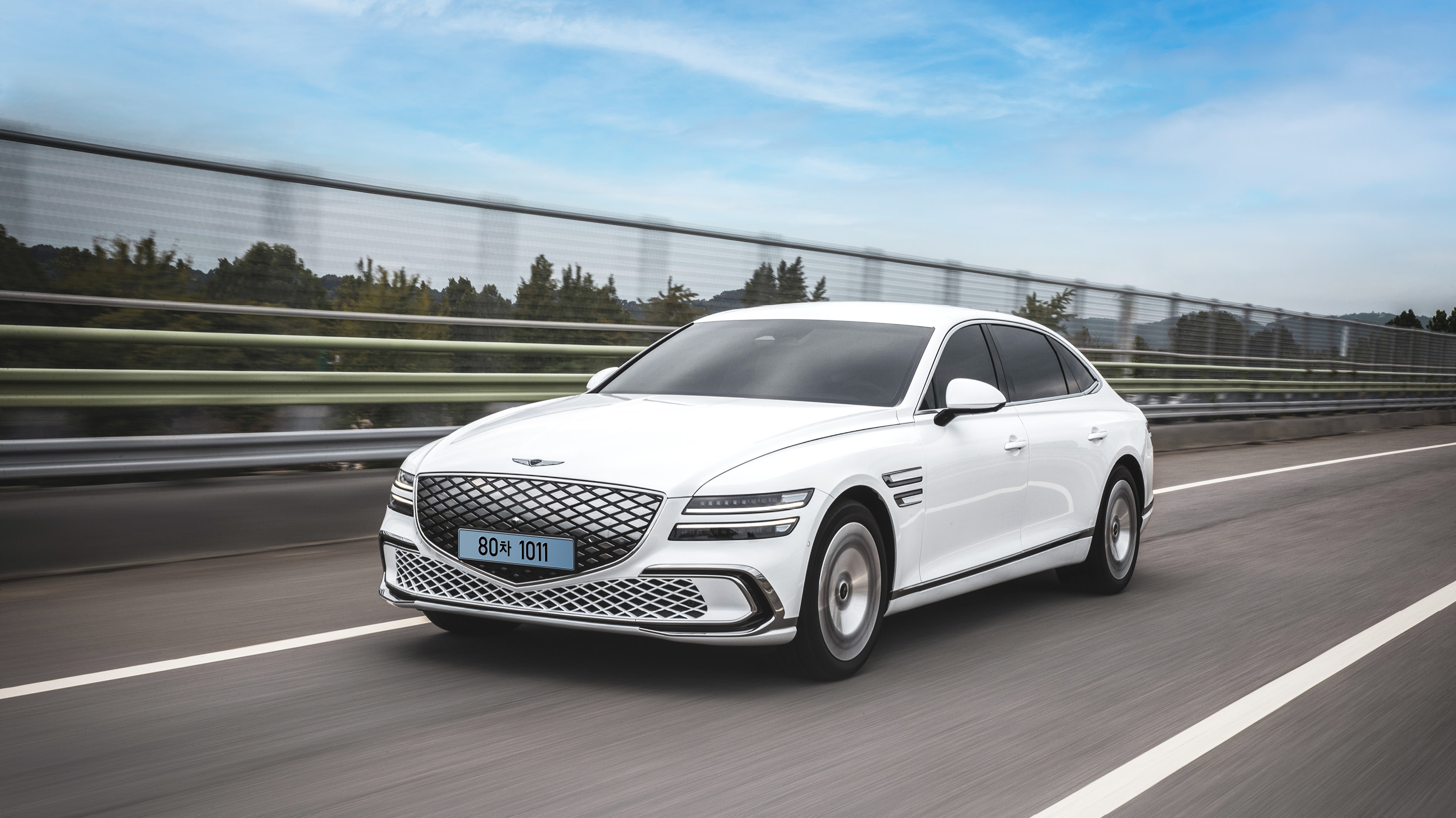 G80 전동화 모델이 고속도로를 주행하는 전측면 모습