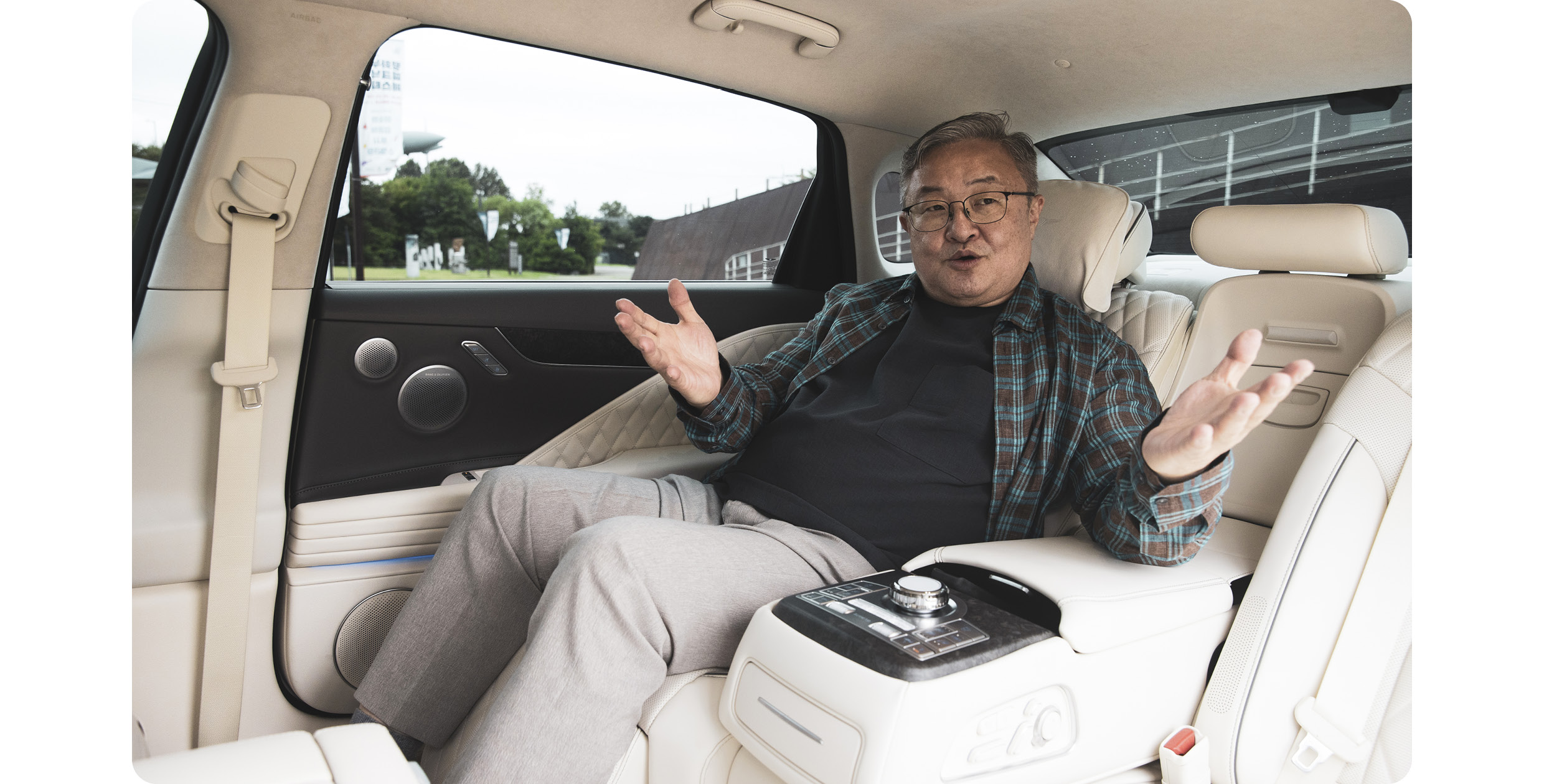 나윤석 칼럼니스트가 뒷좌석에 앉아 설명하는 모습