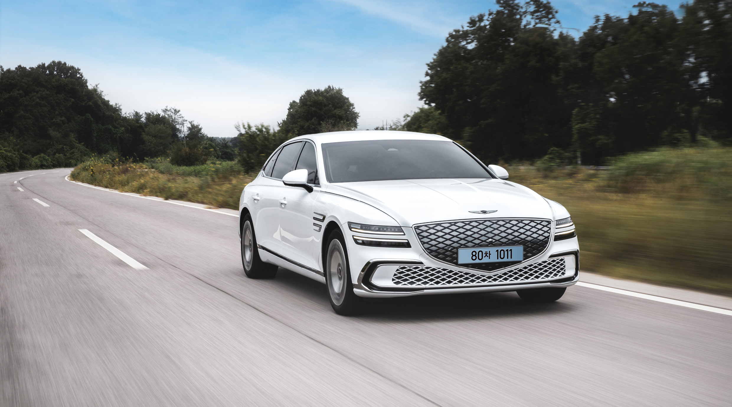 G80 전동화 모델이 고속도로를 주행하는 전측면 모습