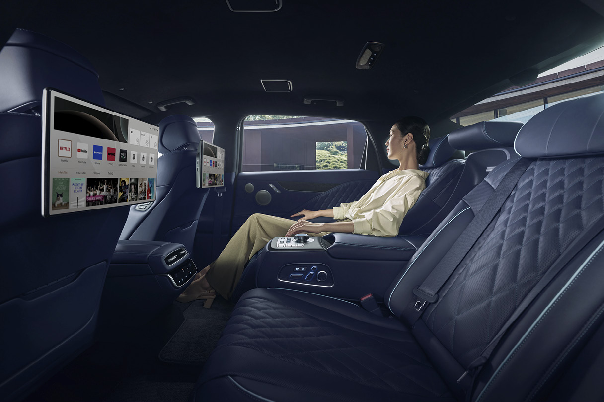 제네시스 G80 전동화 부분변경 모델의 뒷좌석에 탑승한 모습