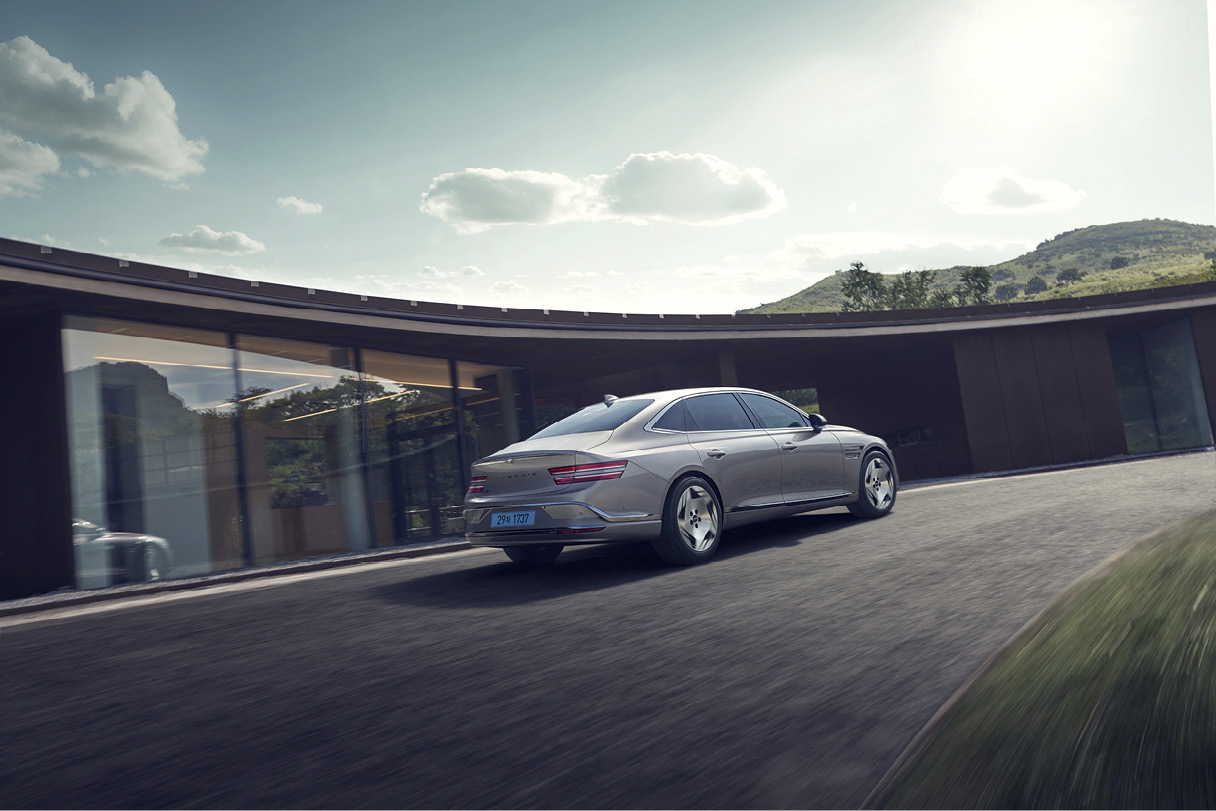 제네시스 G80 전동화 부분변경 모델의 주행 모습