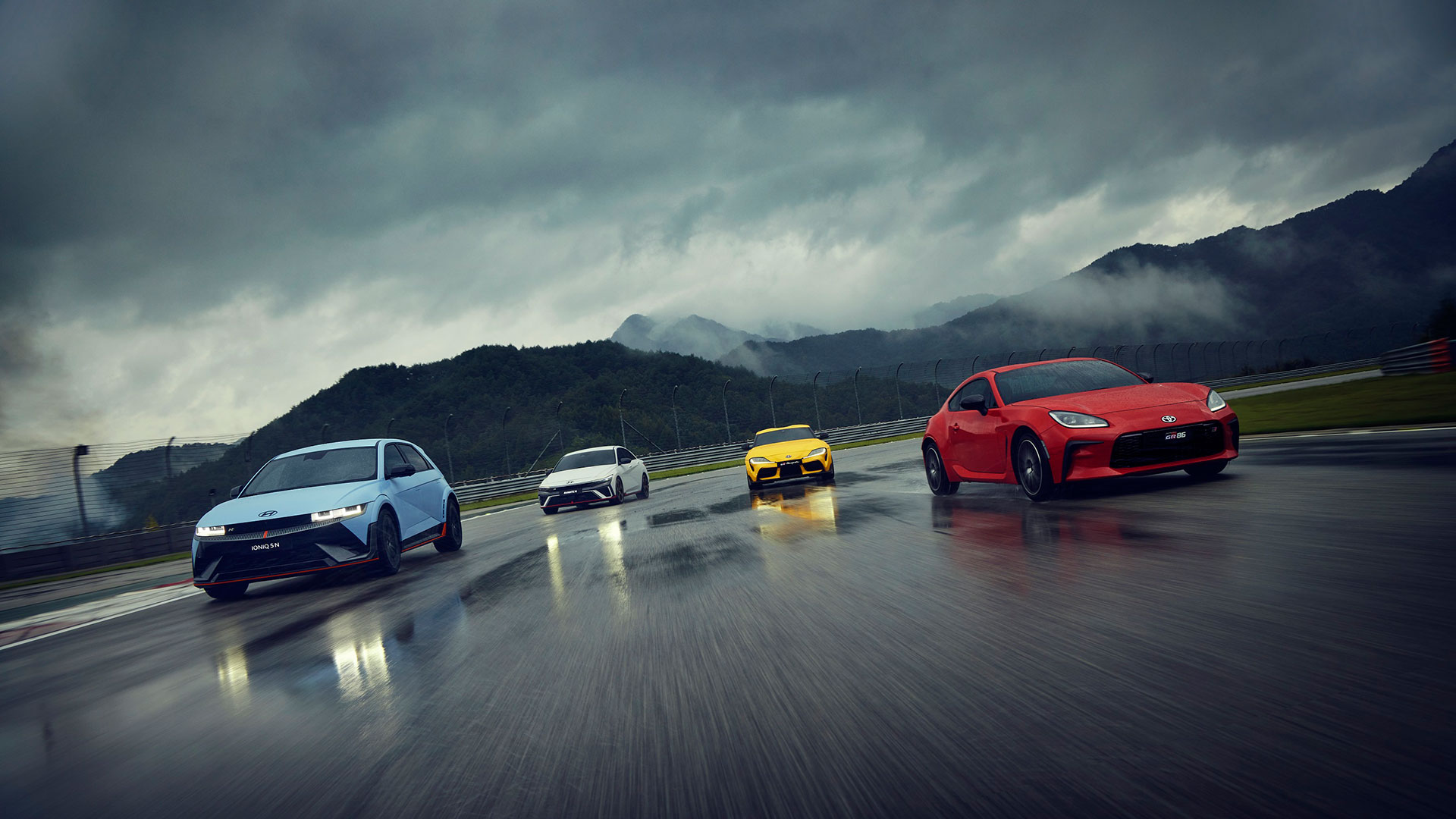 양사의 고성능 모델들이 서킷에서 그룹 주행하는 모습