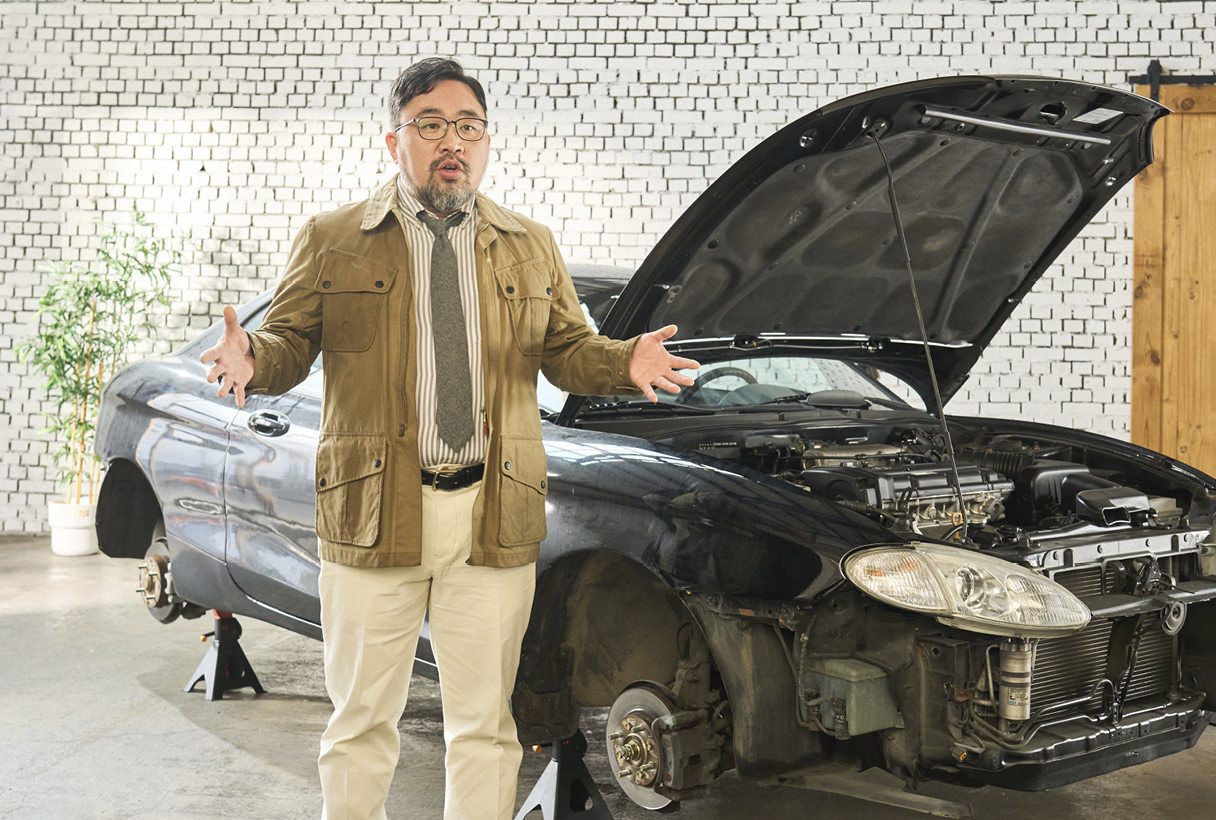 티뷰론에 대해 설명 중인 자동차 칼럼니스트의 모습