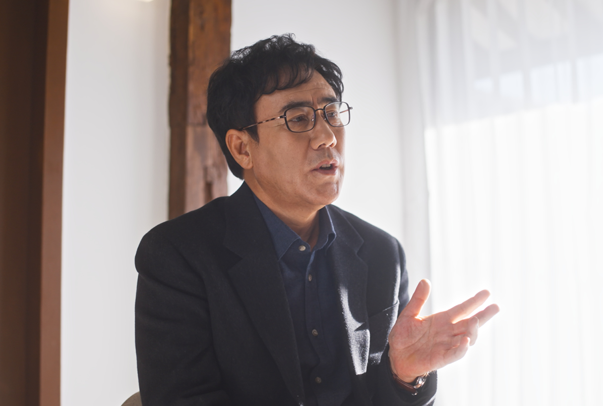 티뷰론에 대해 설명 중인 자동차 레이서의 모습