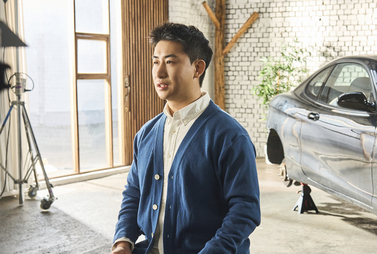 티뷰론에 대해 설명 중인 현대차 직원의 모습