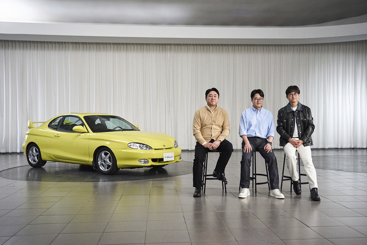 복원을 마친 티뷰론을 테스트하기 위해 모인 사람들의 모습