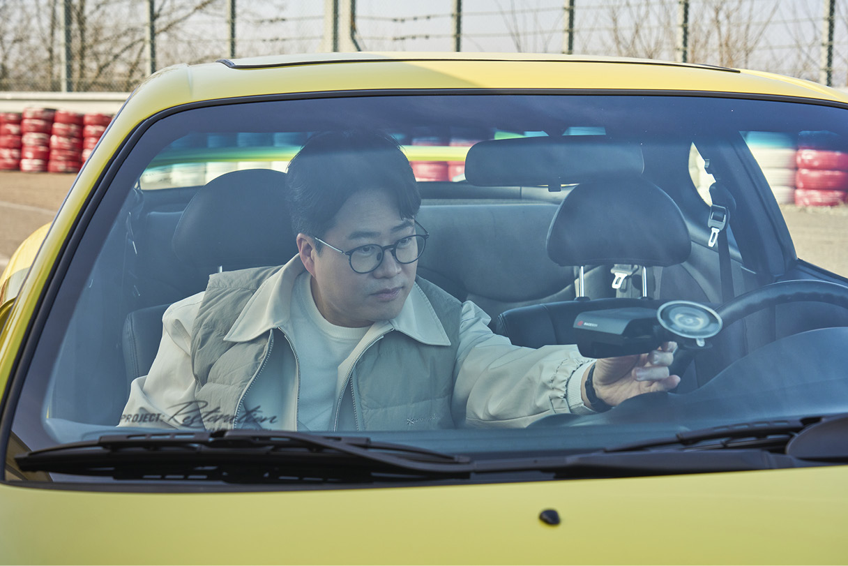 티뷰론을 테스트 중인 현대차 직원의 모습