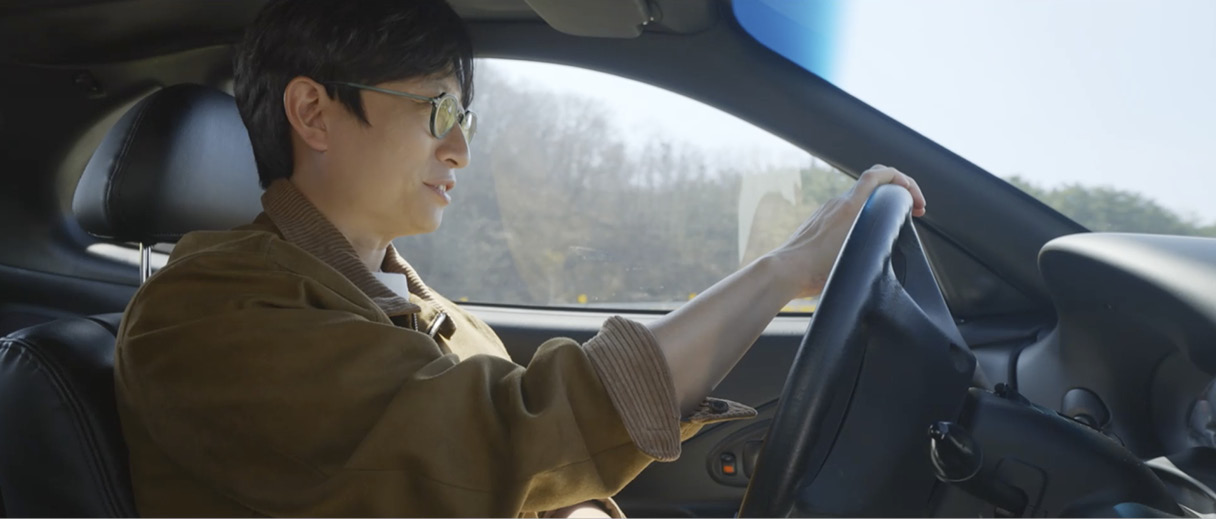 티뷰론을 테스트 중인 레이서의 모습