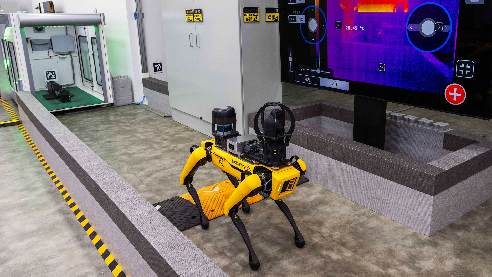 보스턴 다이나믹스의 4족 보행 로봇 ‘스팟’이 공장의 설비 상태를 점검하는 모습