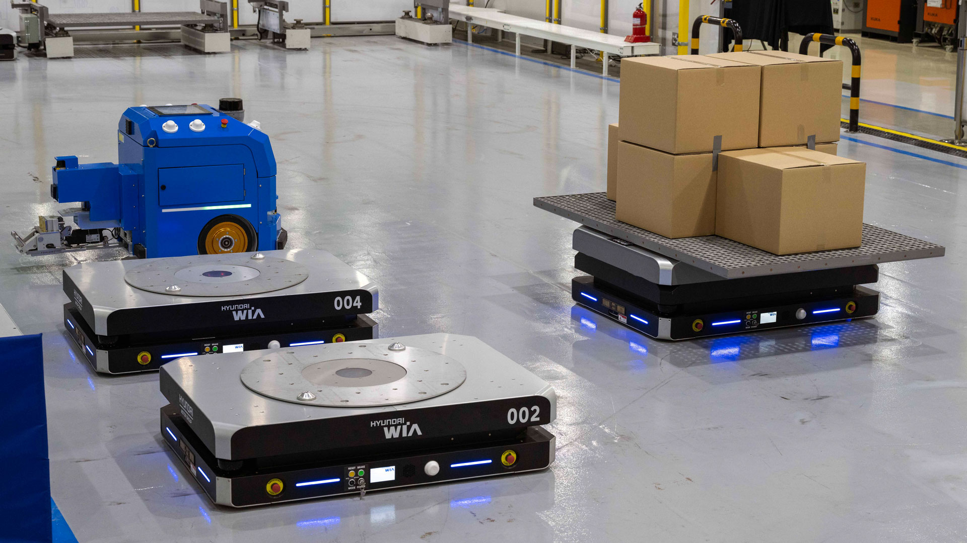 물건을 적재한 물류로봇(우측)이 주변에 위치한 다른 로봇을 인식하고 이동하는 모습