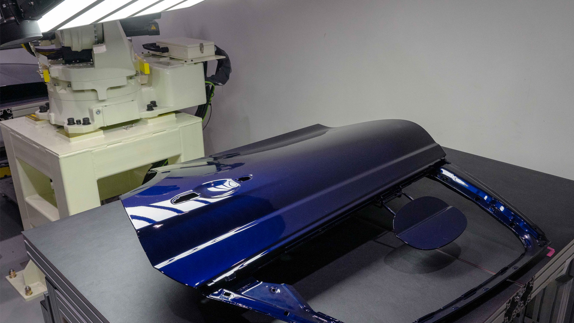 로봇과 비전 기술을 활용해 차량 도어 판넬의 표면 불량 여부를 검출하는 모습