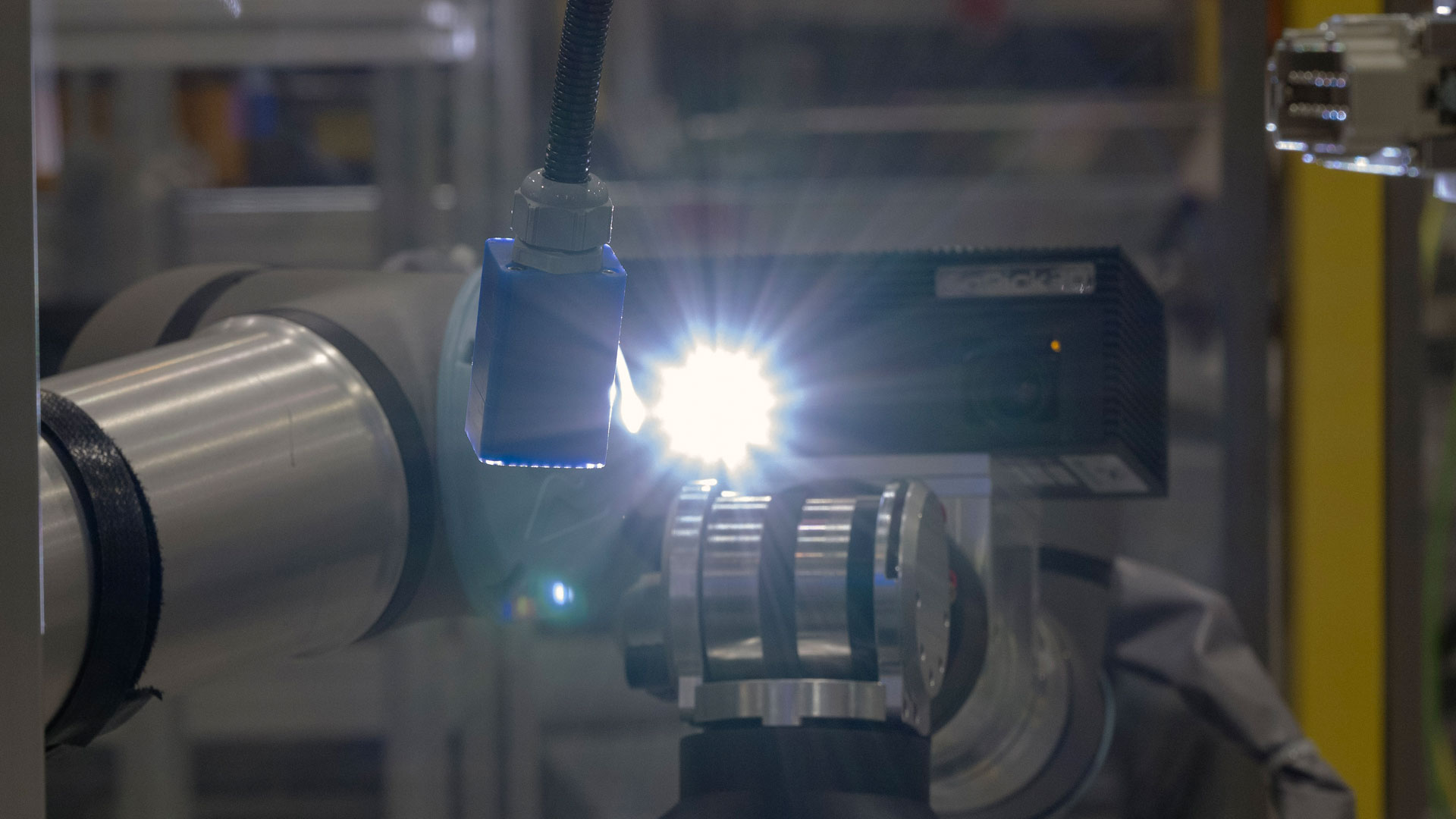 AI 영상 분석 기술을 활용해 실시간으로 차량의 판넬 품질을 자동 검사하는 모습