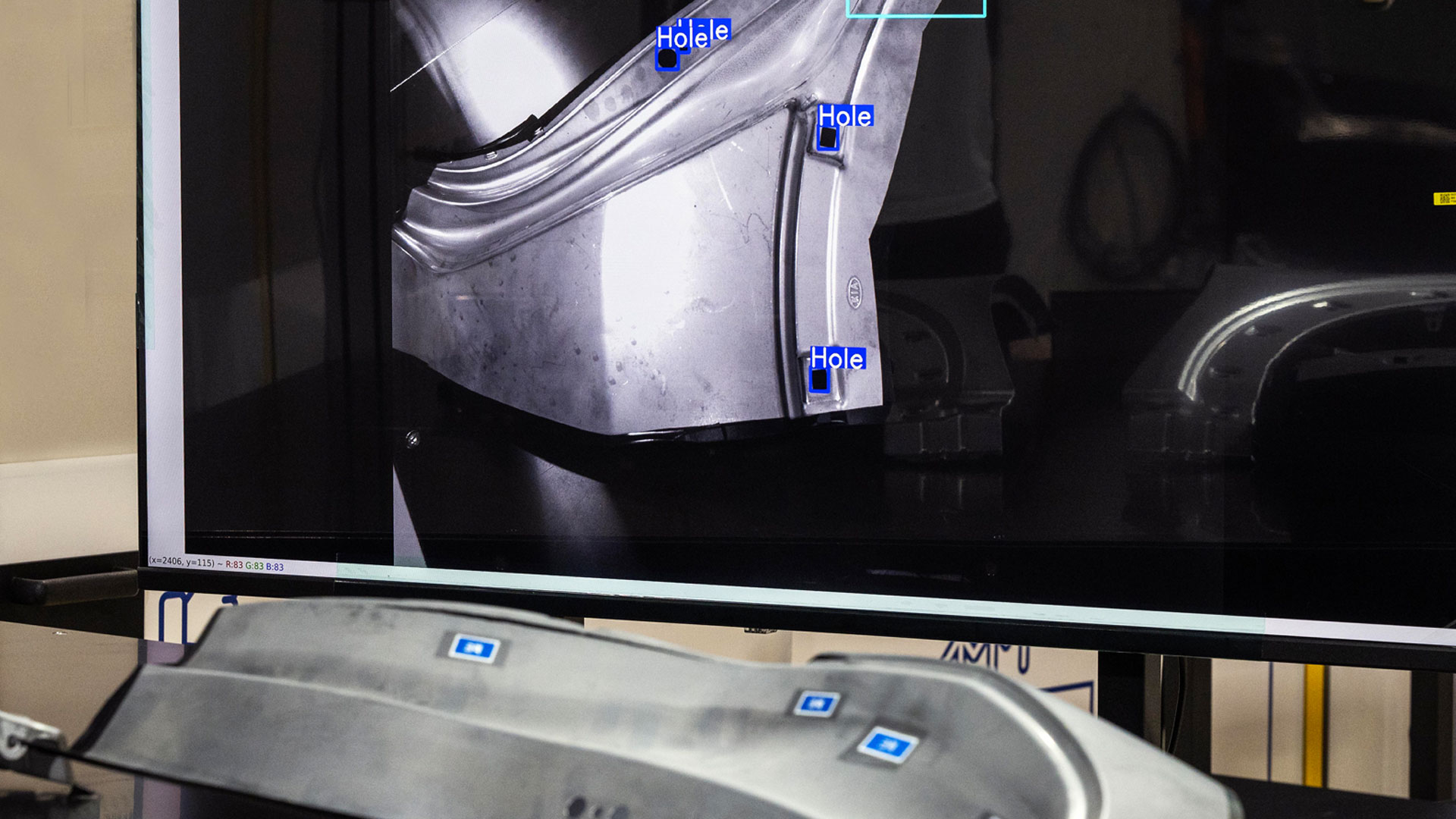 딥러닝 3D 비전 기술을 적용한 카메라가 전기차 PE 모듈의 커넥터를 촬영해 조립 방향과 위치를 확인하는 모습