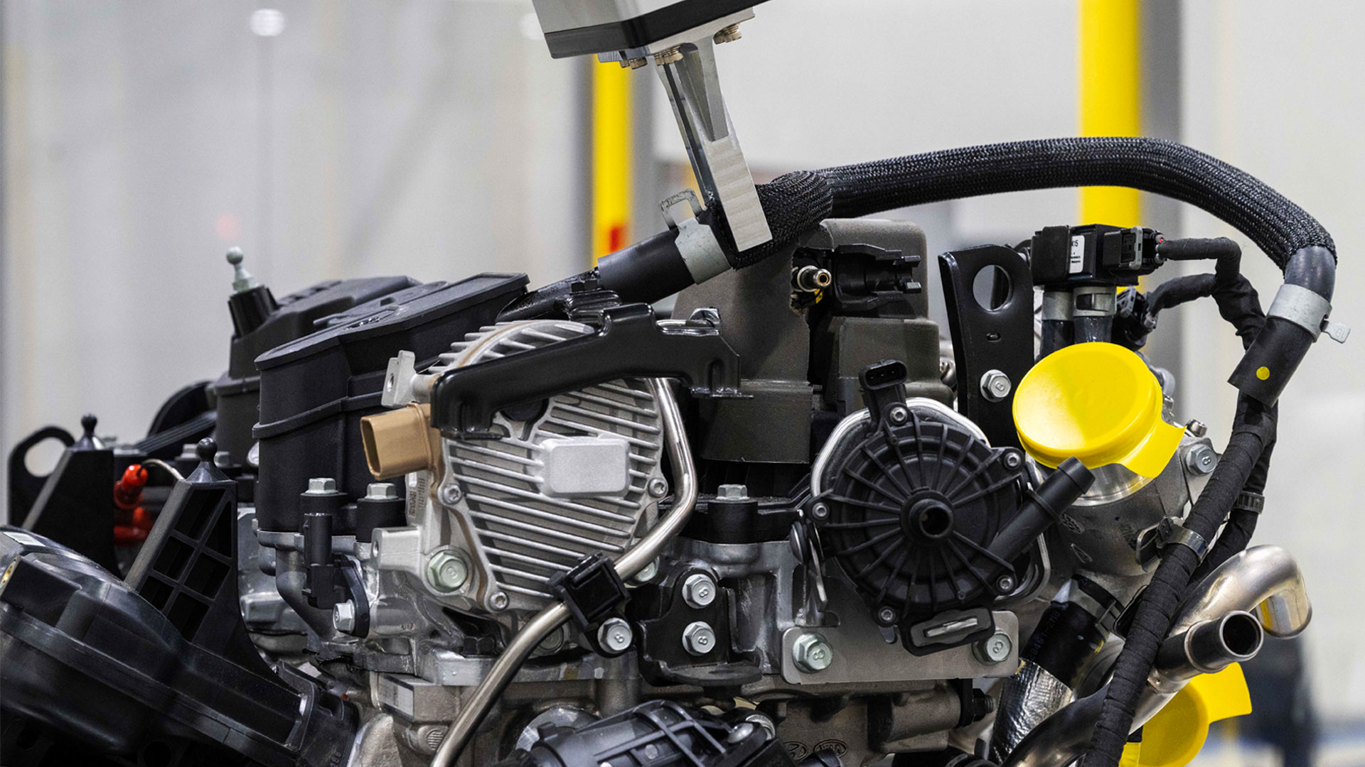 AI 비전 알고리즘 판단을 통해 로봇이 호스 부품의 형체를 인식하고 들어올려 엔진에 조립하는 모습