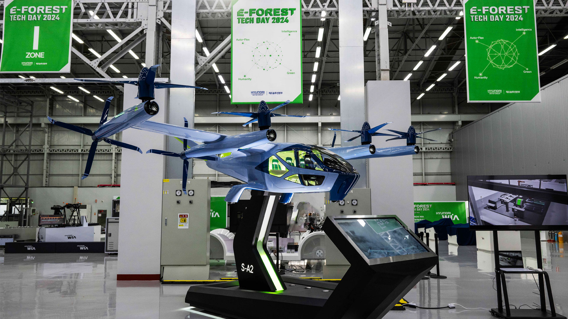 ‘이포레스트 테크데이’ 행사장에 전시된 현대자동차그룹의 차세대 AAM 기체 ‘S-A2’의 1:3 축소 모형