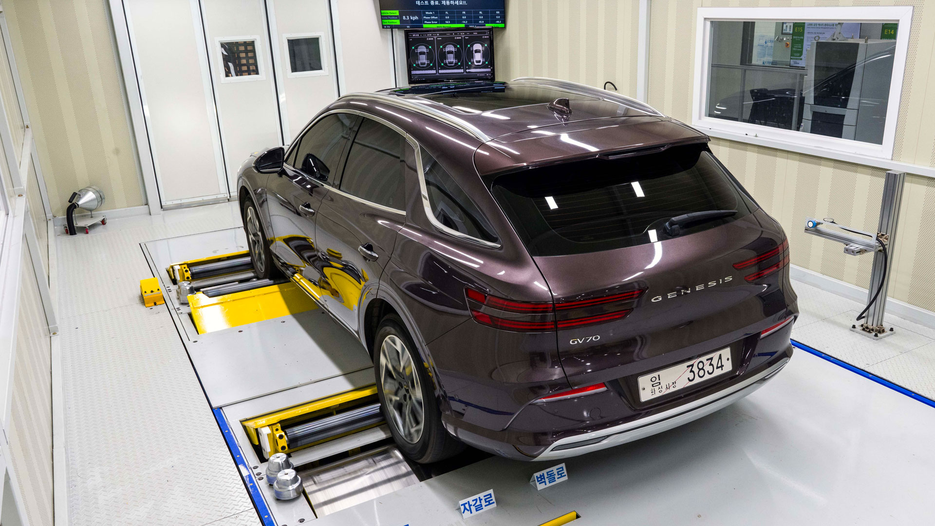 차량 하부에 실제 주행환경과 같은 진동을 가하고 AI 알고리즘으로 분석해 이상 소음 발생 여부를 검사하는 모습