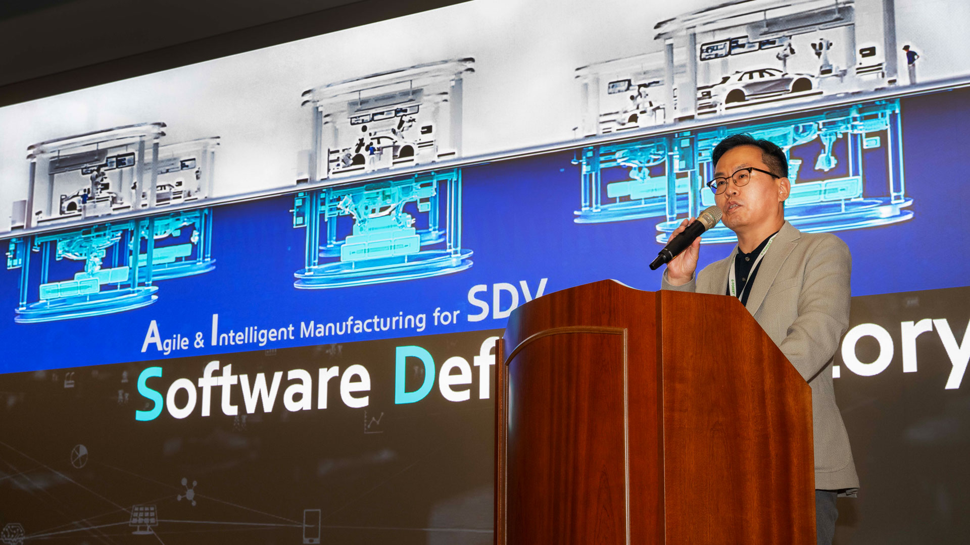 현대자동차·기아 E-FOREST센터 이재민 상무가 소프트웨어 중심 공장(SDF)의 개념에 대해 설명하는 모습