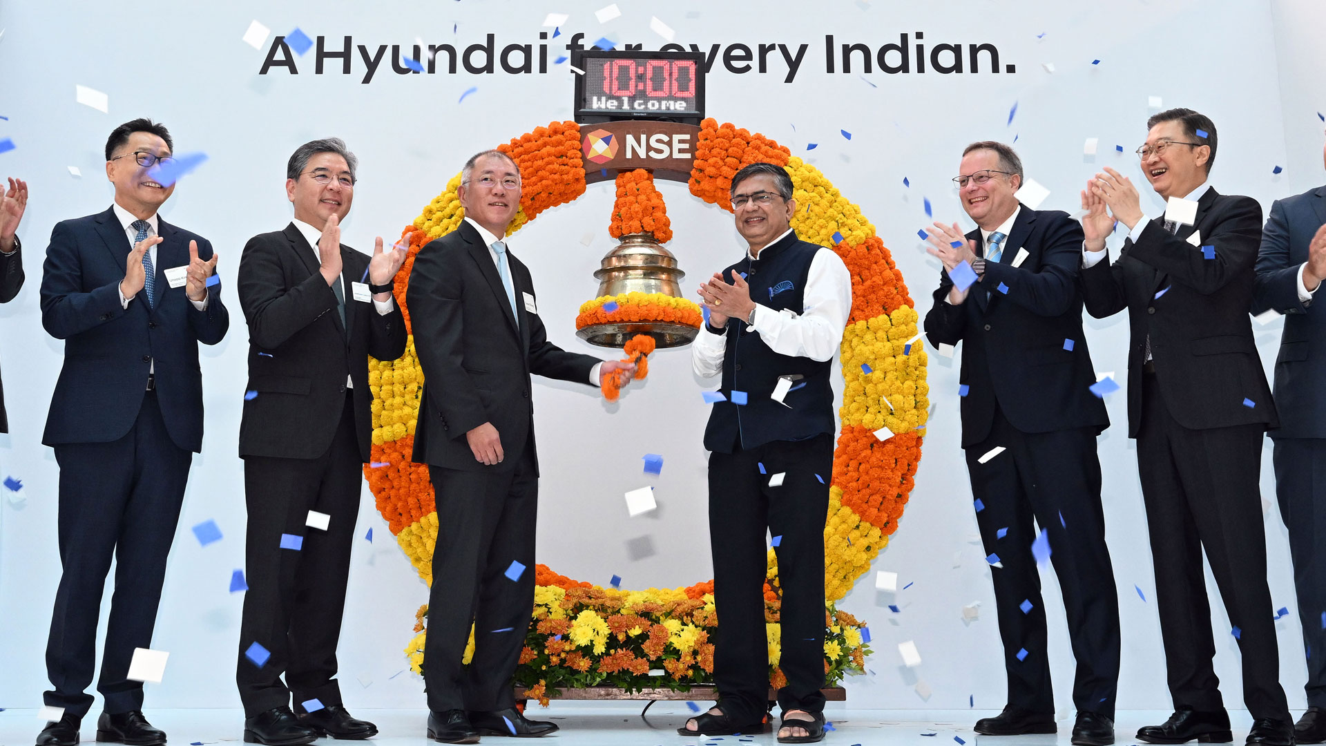 (왼쪽부터) 현대자동차 인도아중동대권역 김언수 부사장, 장재훈 사장, 현대자동차그룹 정의선 회장, 인도증권거래소(NSE) 아쉬쉬 차우한 최고운영자(CEO) 등이 타종식을 하는 모습.